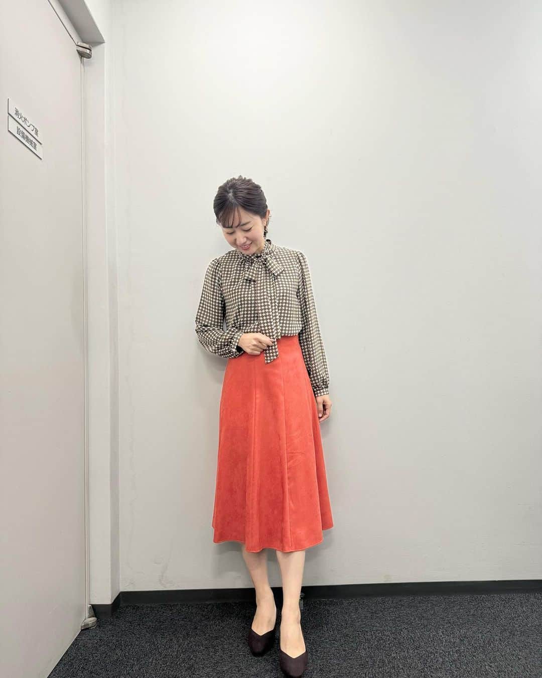 豊崎由里絵のインスタグラム：「. モニフラ衣装たち。 今年は、まだ後3回大阪に行くよーーー🥰  🍀11/27(月)【アイボリーリボン×ベージュニットドッキングワンピース】 →@couturebrooch_official  🍀11/28(火)【ブラックチェックワンピース】 →@rawfudge_official  🍀11/22(水）【ブルートップス＋グレージャンパースカート】 トップス→@shoolarue_official ジャンパースカート→@couturebrooch_official  🍀12/1(金)【ブルーギャザーブラウス＋ネイビー花柄スカート】 スカート→@couturebrooch_official  #pr#衣裳提供  🍀12/4(月)【水色フリルタイブラウス＋グレーチュールレーススカート】 スカート→@couturebrooch_official  🍀12/5(火)【ブラウン幾何学柄×リボンブラウス＋オレンジスエードスカート】 ブラウス→@mkmichelklein_jp  🍀12/6(水）【白ハイネックニット＋モカジャンパースカート】 ニット→@mkmichelklein_jp  🍀12/8(金)【パープルニット＋ライトグレースカート】 ニット→@mkmichelklein_jp」