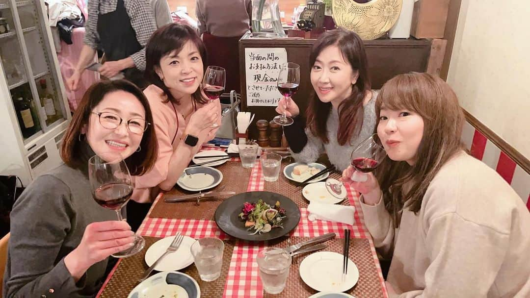 大石まどかのインスタグラム：「昨夜は美味しい洋食のお店で伍代さん、詢ちゃん、瀧ちゃんと楽しい女子会❤️ この度も伍代さんにご馳走になりまして‥ いつもありがとうございます🥹🙇‍♀️ 食事前に詢ちゃんとお買い物をしていたら 🐶グッズのお店を見つけて、りくくんにスヌーピー🚌ハウスをプレゼントしました。 ねねちゃんにも詢サンタさんから少し早めの クリスマスプレゼントを戴きました。 帽子を被ったらねねちゃんがフリーズしてしまった🤣🤣 可愛い🩷親バカでごめんなさい🤣 #伍代夏子 さん #石原詢子 さん #女子トーク #楽しい #食事会 #カニンヘン #マルーキ #petdog #enka #singer #애견 #가수」