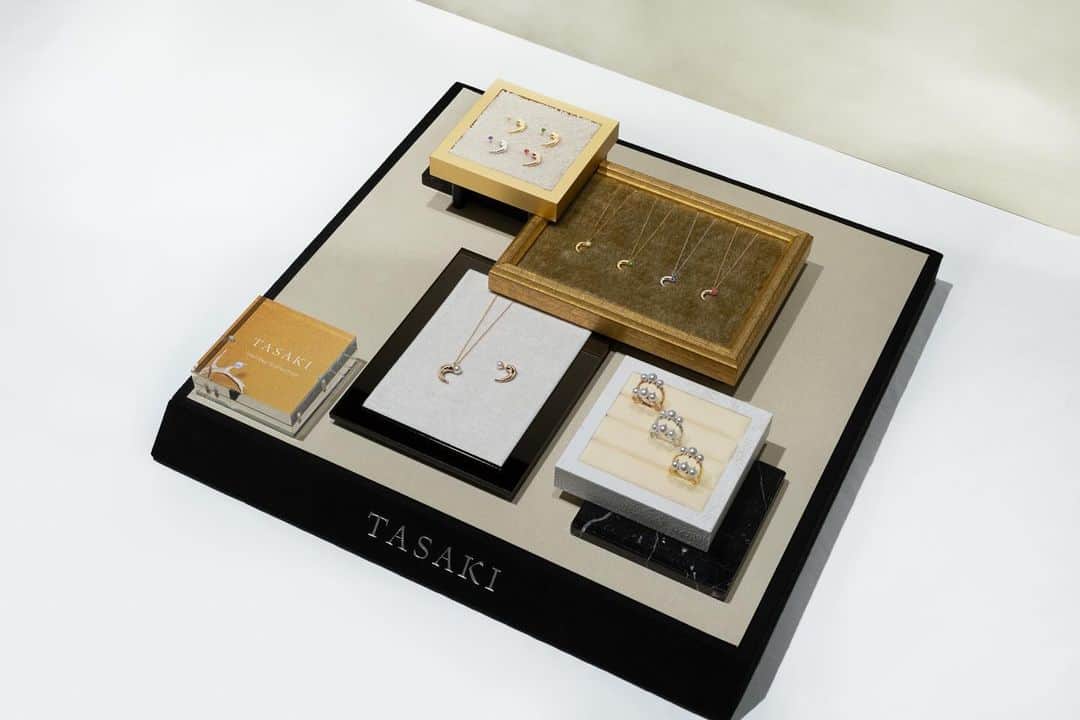 ISETAN PARK netさんのインスタグラム写真 - (ISETAN PARK netInstagram)「＜タサキ＞のジュエリーと心弾むひとときを。    フェスティブな輝きをまとった＜TASAKI/タサキ＞の新作ジュエリーを揃えたPOP UP Storeを開催！  軽やかなサイズ感となった「danger horn」シリーズの新作をはじめ、カラーストーンをあしらった伊勢丹新宿店先行販売アイテムや会場限定ジュエリーをご紹介します。  特別なホリデーシーズンを＜タサキ＞とともにお過ごしください。    ＜タサキ＞Holiday Collection POP UP Store  ■開催中～12月19日(火)  ■本館1階 ザ・ステージ    詳しくは @isetan_shinjuku ストーリーズハイライト「POP UP」▼  https://www.mistore.jp/store/shinjuku/shops/jewelry_watch/jewelry/shopnews_list/shopnews087.html    @tasaki_intl  @isetanluxury    #TASAKI #TASAKIdanger #タサキ #タサキデインジャー #タサキジュエリー  #ジュエリー #イヤリング #ピアス #ペンダント #カラーストーン #伊勢丹新宿店限定 #伊勢丹新宿店先行  #isetan #isetanshinjuku #이세탄 #신주쿠이세탄 #이세탄백화점 #イセタン #伊勢丹 #伊勢丹新宿 #新宿伊勢丹 #伊勢丹新宿店    【年末年始の営業について】    12月31日(日)は午前10時開店、午後5時閉店。尚、本館6階 催物場は午前9時開店、午後5時閉店、本館地下1階 食料品は午前9時開店、午後6時閉店。    2024年1月1日(月・祝)は店舗休業日とさせていただきます。    新年は、1月2日(火)午前10時から初売出し。午後7時30分まで営業いたします。」12月15日 17時00分 - isetan_shinjuku