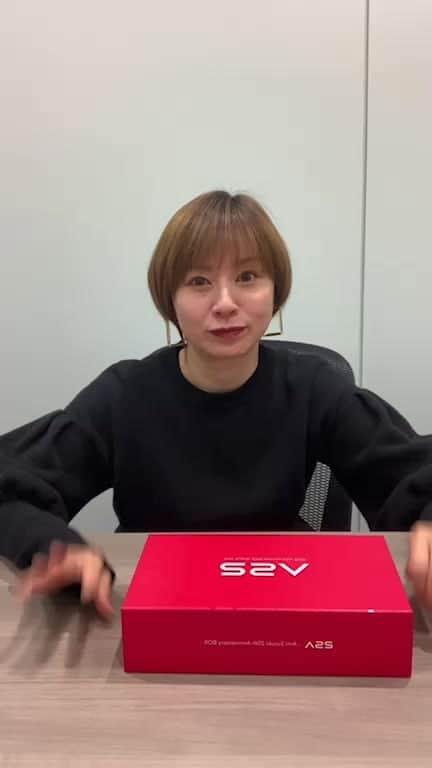 鈴木亜美のインスタグラム：「インスタライブありがとうございました✨  25周年BOX「2SA」一足先に開封しました🎁 12/20発売です❗️ ぜひチェックしてみてください🙌  #あみーゴ25周年  #2SA」