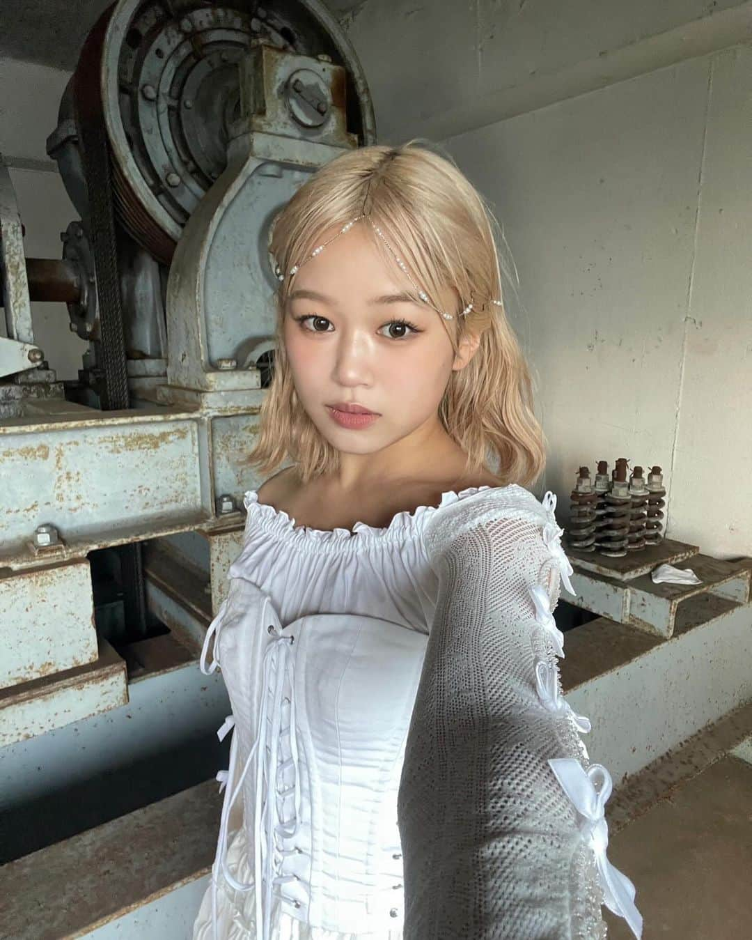 iScreamさんのインスタグラム写真 - (iScreamInstagram)「「口約束」MV off shot  YUNA ⁎⁺˳✧༚  Magic hour time...🌄  この雰囲気のスタイリングは初めて。 どうですか？🪽 @712_coconut @kumikoyashiro #iScream #アイサケ #口約束 #Selfie #YUNA」12月15日 20時00分 - iscream__official