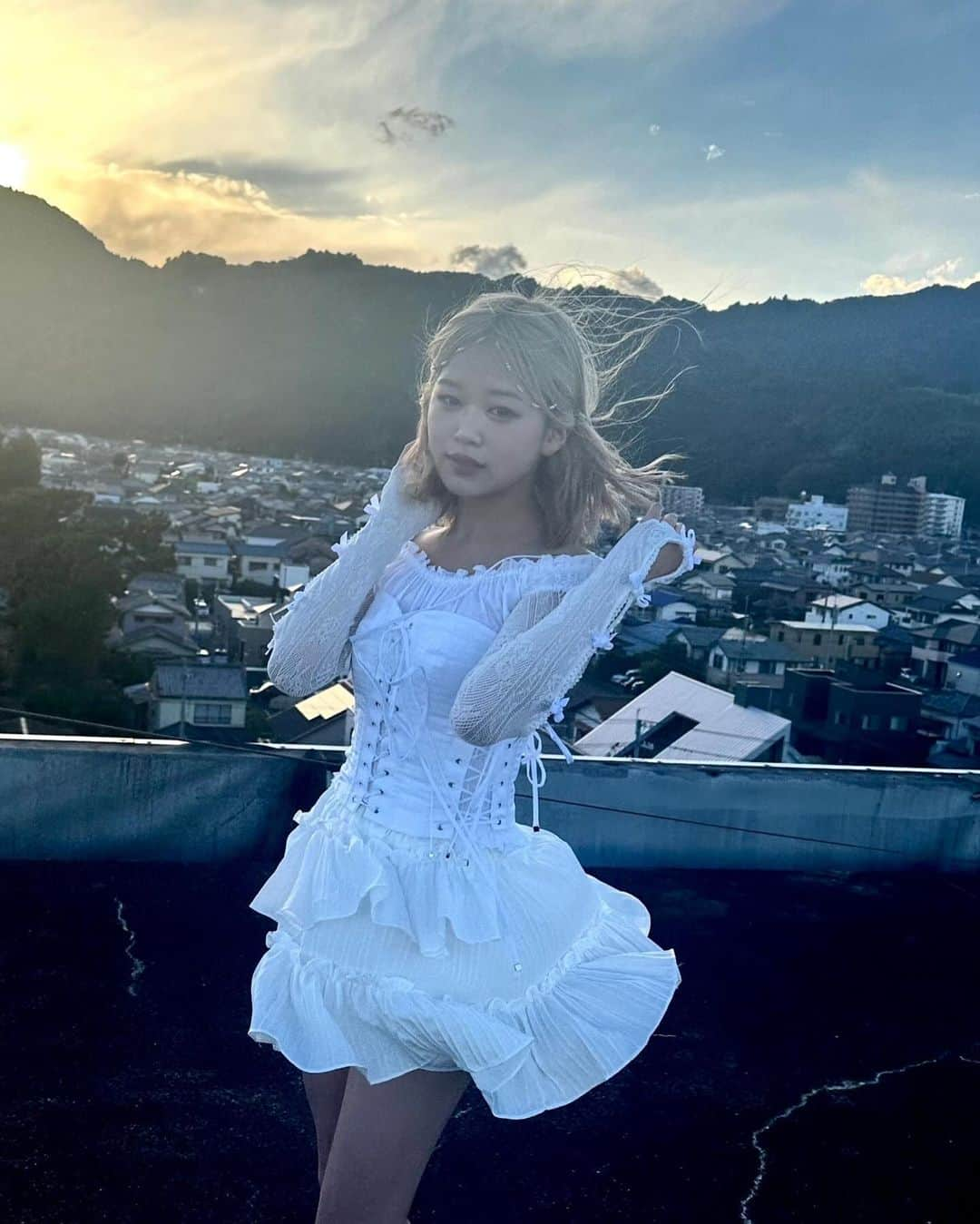 iScreamさんのインスタグラム写真 - (iScreamInstagram)「「口約束」MV off shot  YUNA ⁎⁺˳✧༚  Magic hour time...🌄  この雰囲気のスタイリングは初めて。 どうですか？🪽 @712_coconut @kumikoyashiro #iScream #アイサケ #口約束 #Selfie #YUNA」12月15日 20時00分 - iscream__official