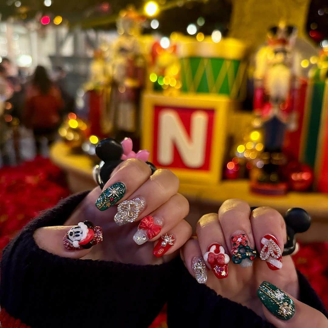 HANAさんのインスタグラム写真 - (HANAInstagram)「New nail 🎄❤️💚  今回もさすがにかわいすぎるぅ😮‍💨💞💞💞 ほんっまに毎回お任せで😂🤭✨ いつもどんなネイルなるかな〜って行くのが 楽しみすぎるし❤︎ いつも想像の1000倍かわいい❤︎❤︎  ほんまに毎回のネイルが生き甲斐です（笑）🔥❤️ リエさんありがとうございます...😭✨  今回もミッキーさん喜んでくれました😍」12月15日 13時44分 - banghana