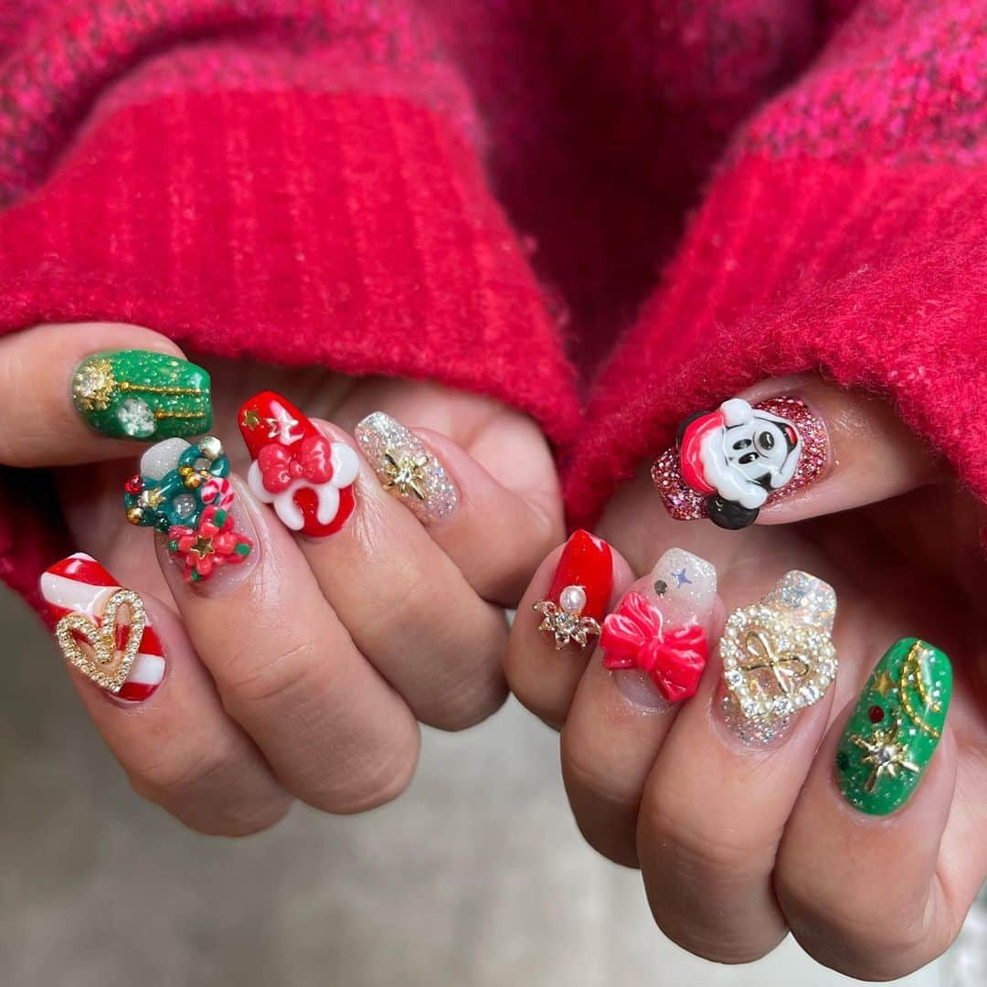 HANAさんのインスタグラム写真 - (HANAInstagram)「New nail 🎄❤️💚  今回もさすがにかわいすぎるぅ😮‍💨💞💞💞 ほんっまに毎回お任せで😂🤭✨ いつもどんなネイルなるかな〜って行くのが 楽しみすぎるし❤︎ いつも想像の1000倍かわいい❤︎❤︎  ほんまに毎回のネイルが生き甲斐です（笑）🔥❤️ リエさんありがとうございます...😭✨  今回もミッキーさん喜んでくれました😍」12月15日 13時44分 - banghana