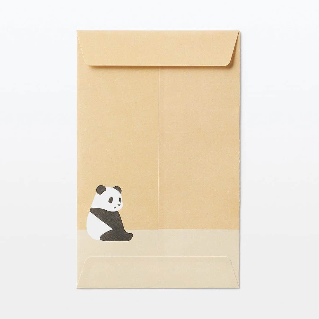 無印良品さんのインスタグラム写真 - (無印良品Instagram)「【今週の一押し新商品】『竹紙ぽち袋 レッサーパンダ』 - 日本の竹林から取れた竹を100％使用した紙でつくった、『ぽち袋』です。  絶滅の危機にある動物たちをモチーフにしました。売上金の一部を、国際自然保護連合日本委員会（IUCN）に寄付しています。  硬貨を入れるのにおすすめな、小さめのサイズと、紙幣を折らずに入れられる、縦長サイズの2種類を揃えました。  ▼商品名 竹紙ぽち袋 レッサーパンダ  ▼価格（消費税込み） 約幅70×高さ110mm 3枚入り　150円 約幅90×高さ190mm 3枚入り　190円  ※価格は2023年12月15日現在のものです - #無印良品 #MUJI #MUJI新商品 #ぽち袋 #お年玉 #お正月 #封筒 #動物柄」12月15日 14時00分 - muji_global