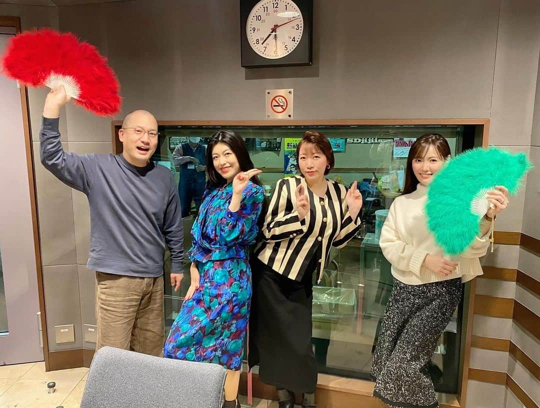 汾陽麻衣さんのインスタグラム写真 - (汾陽麻衣Instagram)「サンフリゲスト🎙️ 一之輔さんもAD大野くんも大好き！！ ベッドインのお二人でした🎸 ベッド・インは日本に再びバブルの嵐を起こすべく、８０年代から９０年代初頭へのリスペクト精神により、完全セルフプロデュースで活動中の地下アイドルユニット。  楽曲、演奏がとにかくカッコいい！！ のに、トークが抜群に面白いお二人🫶  今月２９日に東京・浅草花劇場で「２０２３年シメ括り！ベッド・インの「ゆくバブル、くるバブル」」を昼夜で開催されます。 是非足をお運びくださいね🥰  #ベッド・イン #ミュージシャン #ニューアルバム #ソロアーティスト  #サンフリ #ラジオ #ラジオ番組 #ラジオパーソナリティー#ラジオ局 #audee #jfn #tfm #春風亭一之輔 さん #落語家 #落語 #汾陽麻衣#アナウンサー #ホリプロ」12月15日 14時06分 - mai_kawaminami