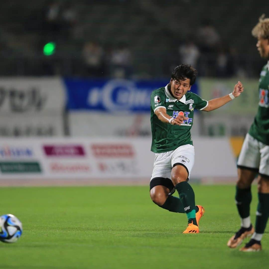 ＦＣ岐阜さんのインスタグラム写真 - (ＦＣ岐阜Instagram)「. 【浮田健誠選手、AC長野パルセイロへ完全移籍のお知らせ】  ケンセイと言えばやっぱりパワフルな左足のシュート。 見るからに重そうなボールがゴールにズドンっと吸い込まれる様子は、順天堂大学出身の先輩で、同じレフティーである田中順也選手に似ているなと感じていました。 左足がくるぞ！と相手が警戒していても、それを破ってゴールにねじ込む豪快さとテクニックは、本当に大きな大きな魅力だと思います。 今シーズンは22試合に出場して、ゴールこそ奪えなかったけれど、サイドでボールを持ってゴール前に迫っていく迫力や、何かが起こりそうなワクワクした雰囲気はケンセイだからこそ出せる特別なものだと思います。  普段は礼儀正しくて、優しくて、ちょっと控えめで。たまにイジられたりもする愛されキャラで、でも、ピッチではパワフルなプレーで沸かせてくれる、そんなケンセイがみんな大好きです！  FC岐阜でプレーしてくれて本当にありがとう！ 次は敵として会うことになるけれど、岐阜で共に戦ったケンセイをいつも応援しています。 ありがとう！ケンセイ！  #浮田健誠 #fcgifu #FC岐阜」12月15日 14時07分 - fcgifu