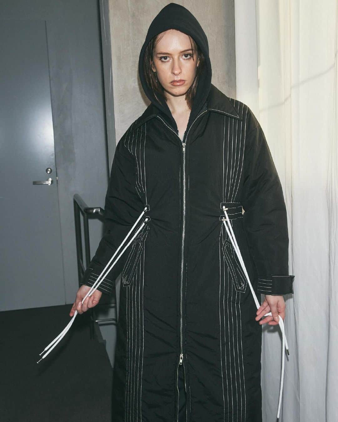 Juemiのインスタグラム：「Double Drawstring Long Coat BLACK ㅤㅤㅤㅤㅤㅤㅤㅤㅤㅤㅤㅤㅤ 全体にバイカラーでステッチを施しました。 ㅤㅤㅤㅤㅤㅤㅤㅤㅤㅤㅤㅤㅤ ウエストのコードは高めの位置で2本に。 絞る事でまるでベルトをしているかのような シルエットになりスタイルアップ効果も期待できます。 ㅤㅤㅤㅤㅤㅤㅤㅤㅤㅤㅤㅤㅤ #JUEMI」