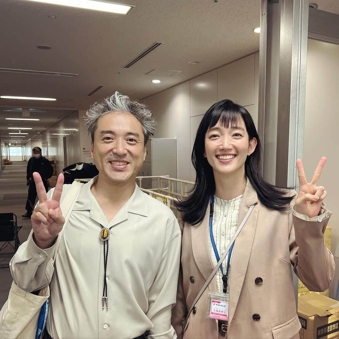 入山法子さんのインスタグラム写真 - (入山法子Instagram)「『うちの弁護士は手がかかる』  本日21:00〜放送の 第10話、出演させていただきます！ 吉岡、三度登場です。嬉しい！  1話の撮影が終わった直後、名残惜しくて、いただいた花束抱えたままその気持ちを皆様にお伝えしていたところ、「なんか、戻ってくるんじゃない？9話くらいで！」とムロさんがおっしゃっていて、それがまさか、的中しました。  予言者ムロさんと、2度目のオールアップにて。 このピース。世代かな。  大好きなうち弁に、生かせてもらえてとても幸せな撮影期間でした！！ありがとうございました。  皆様、今夜の10話、 そして最終話まで、是非是非ご覧ください！🍊🍊🍊」12月15日 14時26分 - iriyamanoriko_official