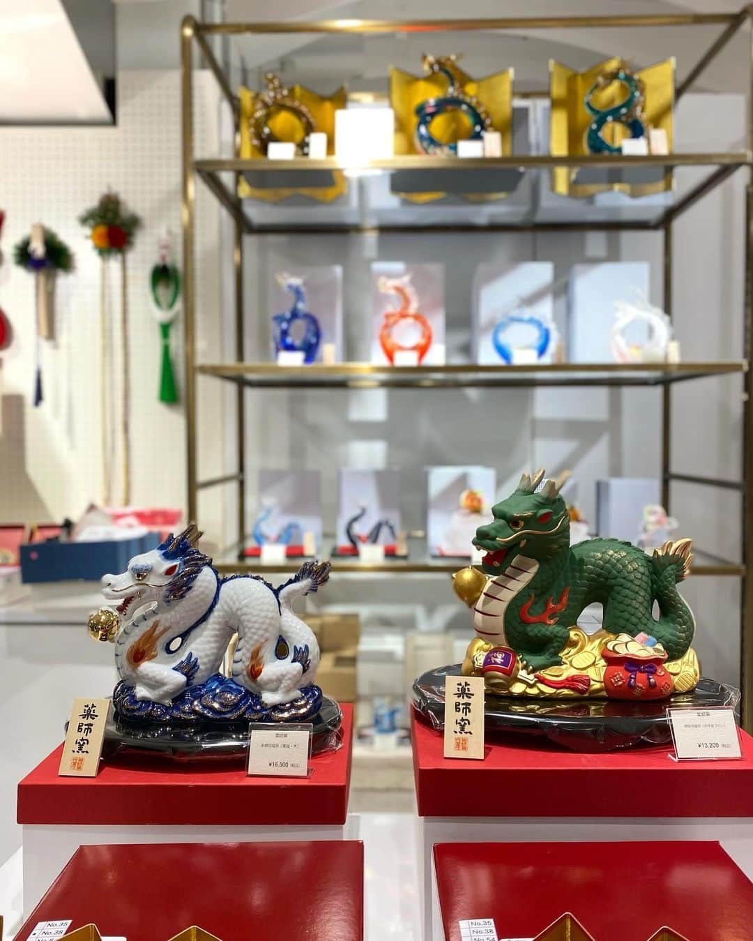 ISETAN PARK netさんのインスタグラム写真 - (ISETAN PARK netInstagram)「2024年の干支は「甲辰」🐉  新年を迎える準備を始めませんか？   2024年の干支「甲辰(きのえたつ)」は、十干十二支の41番目の年にあたり、十干の1番目「甲」と十二支の5番目「辰」が重なる年。 成功や成長のために枝葉を整え、芽吹いていく時期とされています。  そんな2024年を迎えるためのお飾りや食卓のしつらいなど、迎春アイテムを多数ご紹介しています。  何かと忙しい師走ですが、新年を気持ちよく迎えるためにお正月の準備も始めておきたいですね♪    迎春のしつらい  ■開催中～12月31日(日) ■本館5階 センターパーク/ザ・ステージ＃5  ※数量に限りがある商品もございますので、品切れの際はご容赦ください。  ※出展ブランドにより会期が異なります。  ※一部の迎春アイテムは、本館7階 呉服から本館5階 リビングに移設しております。    詳しくは @isetan_shinjuku ストーリー「POP UP」またはこちら▼  https://www.mistore.jp/store/shinjuku/shops/living/park/shopnews_list/shopnews_0136.html    @life_design_isetanshinjuku    #伊勢丹の迎春 #伊勢丹の迎春2024 #2024年の干支は甲辰 #辰年 #龍年 #迎春のしつらい #お正月 #お正月飾り #縁起物 #新春 #迎春 #迎春飾り #迎春準備 #祝膳 #干支アイテム #干支グッズ  #isetan #isetanshinjuku #이세탄 #신주쿠이세탄 #이세탄백화점 #イセタン #伊勢丹 #伊勢丹新宿 #新宿伊勢丹 #伊勢丹新宿店    【年末年始の営業について】   12月31日(日)は午前10時開店、午後5時閉店。尚、本館6階 催物場は午前9時開店、午後5時閉店、本館地下1階 食料品は午前9時開店、午後6時閉店。   2024年1月1日(月・祝)は店舗休業日とさせていただきます。   新年は、1月2日(火)午前10時から初売出し。午後7時30分まで営業いたします。」12月16日 10時00分 - isetan_shinjuku