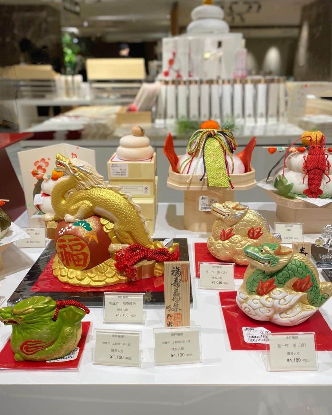 ISETAN PARK netさんのインスタグラム写真 - (ISETAN PARK netInstagram)「2024年の干支は「甲辰」🐉  新年を迎える準備を始めませんか？   2024年の干支「甲辰(きのえたつ)」は、十干十二支の41番目の年にあたり、十干の1番目「甲」と十二支の5番目「辰」が重なる年。 成功や成長のために枝葉を整え、芽吹いていく時期とされています。  そんな2024年を迎えるためのお飾りや食卓のしつらいなど、迎春アイテムを多数ご紹介しています。  何かと忙しい師走ですが、新年を気持ちよく迎えるためにお正月の準備も始めておきたいですね♪    迎春のしつらい  ■開催中～12月31日(日) ■本館5階 センターパーク/ザ・ステージ＃5  ※数量に限りがある商品もございますので、品切れの際はご容赦ください。  ※出展ブランドにより会期が異なります。  ※一部の迎春アイテムは、本館7階 呉服から本館5階 リビングに移設しております。    詳しくは @isetan_shinjuku ストーリー「POP UP」またはこちら▼  https://www.mistore.jp/store/shinjuku/shops/living/park/shopnews_list/shopnews_0136.html    @life_design_isetanshinjuku    #伊勢丹の迎春 #伊勢丹の迎春2024 #2024年の干支は甲辰 #辰年 #龍年 #迎春のしつらい #お正月 #お正月飾り #縁起物 #新春 #迎春 #迎春飾り #迎春準備 #祝膳 #干支アイテム #干支グッズ  #isetan #isetanshinjuku #이세탄 #신주쿠이세탄 #이세탄백화점 #イセタン #伊勢丹 #伊勢丹新宿 #新宿伊勢丹 #伊勢丹新宿店    【年末年始の営業について】   12月31日(日)は午前10時開店、午後5時閉店。尚、本館6階 催物場は午前9時開店、午後5時閉店、本館地下1階 食料品は午前9時開店、午後6時閉店。   2024年1月1日(月・祝)は店舗休業日とさせていただきます。   新年は、1月2日(火)午前10時から初売出し。午後7時30分まで営業いたします。」12月16日 10時00分 - isetan_shinjuku