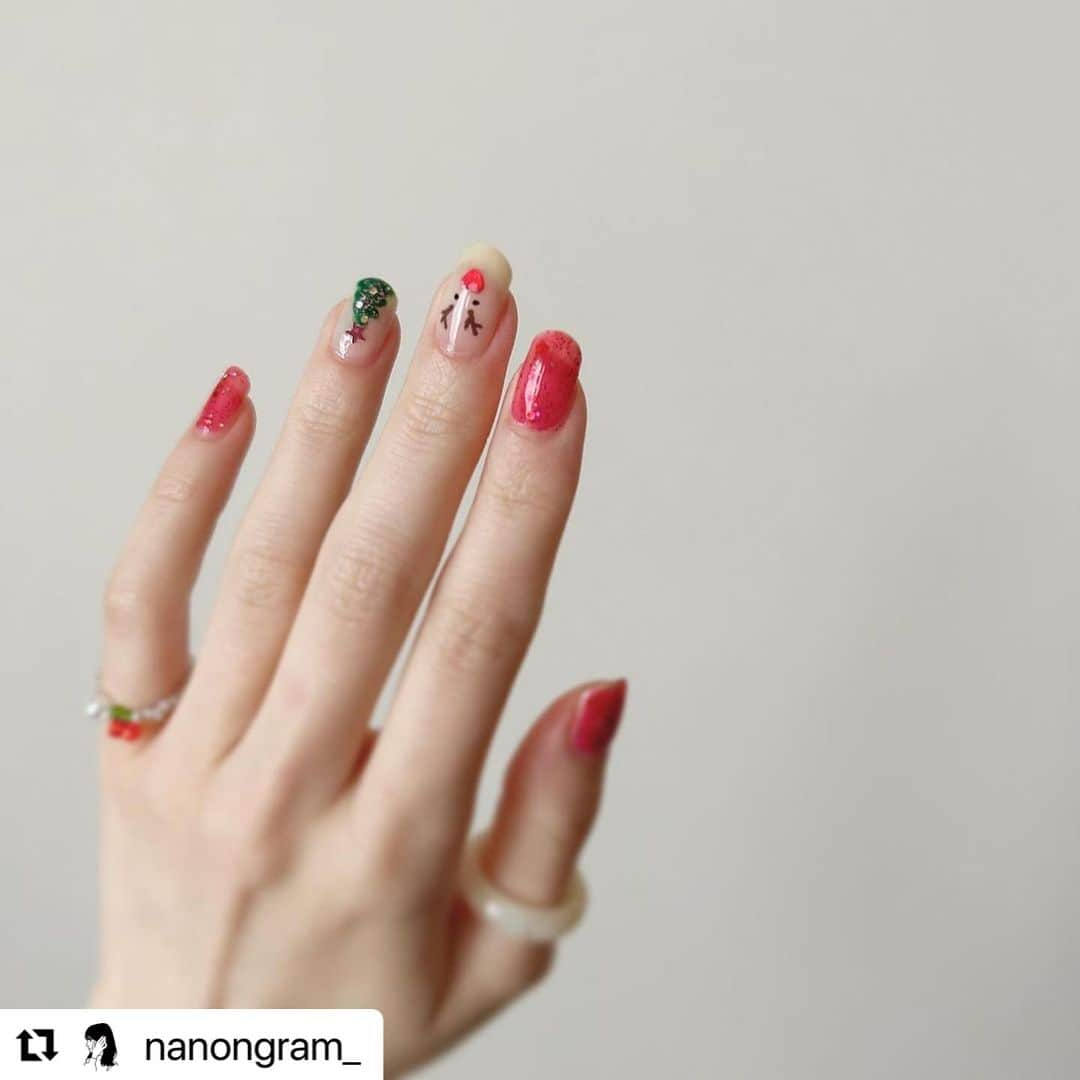 【PLANET NAIL（プラネット ネイル）】公式さんのインスタグラム写真 - (【PLANET NAIL（プラネット ネイル）】公式Instagram)「✰✰✰✰✰✰✰✰✰✰✰ PLANET Girl🪐 @nanongram_ さま♡  みんな見て〜😍✨✨✨ ナノンちゃん作・クリスマスネイルだよ🎄  こんなちっちゃち指先に トナカイ&ツリー&オーナメントを 表現しちゃうとこがすごいっ✨✨ これならサンタさんも プレゼント持ってきてくれちゃうね🥺🩷 みんなもぜひぜひ プラネットクリスマス　を楽しんで👋✨ ╍ ╍ ╍ ╍ ╍ ╍ ╍ ╍ ╍ ╍ ╍ ╍ ╍ ╍   ・・・ 。 ひと足早くクリスマスネイルをしました〜🎅 ずっとクリスマスに使うぞ！と決めていた PLANETNAIL様の「隠されたリオの真実｣を やっとの思いで使えました✨️ ずっと眺めていたくなるラメの組み合わせ…🥺🥺 バレンタインネイルとも絶対に相性が良さそう！  トナカイの鼻はも同じラメの ハートを使っているところがポイントです🦌♥️  ••┈┈••✼••┈┈••✼••┈┈••✼••┈┈••✼ 使用したネイル  メインカラー、トナカイの鼻 @planet.jp  #隠されたリオの真実 #pbl12  トナカイの瞳 @nailholic_kose  #bk010   トナカイの角 @canmaketokyo  #キャンメイクネイルn15   イラストのベースカラー @dupbeauty  #ピュアミルク   ツリーのグリーン @majolicamajorca.official  #gr615   ツリーの星 @planet.jp  #守護星のウィンク  #pbl34   ツリーのオーナメント @planet.jp  #点描天体のアレゴリー  #pbl07   #ネイルデザイン #ネイル #セルフネイル #セルフネイル部 #ポリッシュ#簡単ネイル #自爪ネイル #ネイル好きさんと繋がりたい #セルフネイラーさんと繋がりたい #クリスマスネイル #ラメネイル #キャンメイクネイル #ネイルホリック #プラネットネイル #planetnail #planetgirl #ディーアップ #dup #マジョリカマジョルカネイル #nail」12月15日 14時36分 - planet.jp