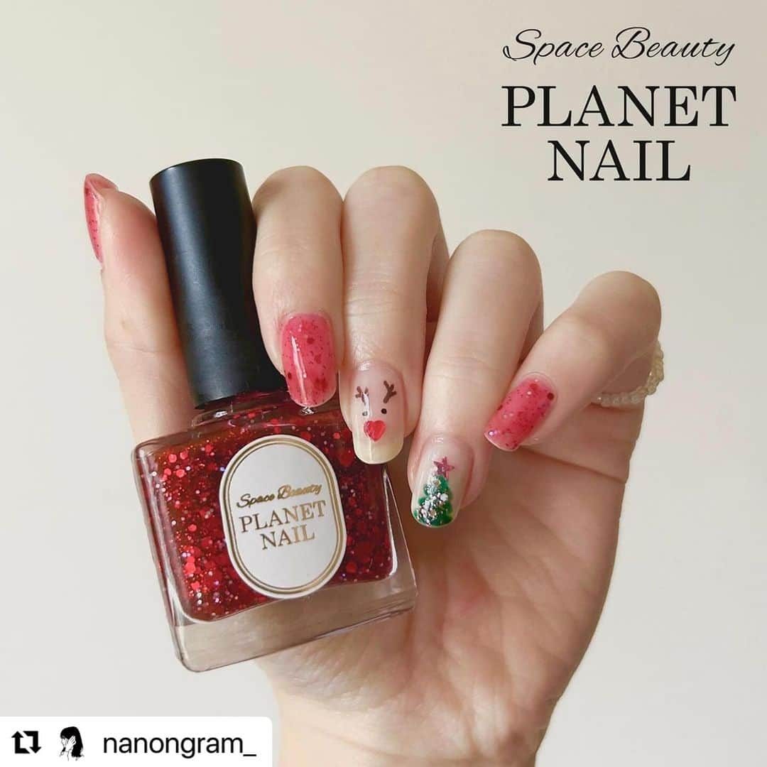 【PLANET NAIL（プラネット ネイル）】公式さんのインスタグラム写真 - (【PLANET NAIL（プラネット ネイル）】公式Instagram)「✰✰✰✰✰✰✰✰✰✰✰ PLANET Girl🪐 @nanongram_ さま♡  みんな見て〜😍✨✨✨ ナノンちゃん作・クリスマスネイルだよ🎄  こんなちっちゃち指先に トナカイ&ツリー&オーナメントを 表現しちゃうとこがすごいっ✨✨ これならサンタさんも プレゼント持ってきてくれちゃうね🥺🩷 みんなもぜひぜひ プラネットクリスマス　を楽しんで👋✨ ╍ ╍ ╍ ╍ ╍ ╍ ╍ ╍ ╍ ╍ ╍ ╍ ╍ ╍   ・・・ 。 ひと足早くクリスマスネイルをしました〜🎅 ずっとクリスマスに使うぞ！と決めていた PLANETNAIL様の「隠されたリオの真実｣を やっとの思いで使えました✨️ ずっと眺めていたくなるラメの組み合わせ…🥺🥺 バレンタインネイルとも絶対に相性が良さそう！  トナカイの鼻はも同じラメの ハートを使っているところがポイントです🦌♥️  ••┈┈••✼••┈┈••✼••┈┈••✼••┈┈••✼ 使用したネイル  メインカラー、トナカイの鼻 @planet.jp  #隠されたリオの真実 #pbl12  トナカイの瞳 @nailholic_kose  #bk010   トナカイの角 @canmaketokyo  #キャンメイクネイルn15   イラストのベースカラー @dupbeauty  #ピュアミルク   ツリーのグリーン @majolicamajorca.official  #gr615   ツリーの星 @planet.jp  #守護星のウィンク  #pbl34   ツリーのオーナメント @planet.jp  #点描天体のアレゴリー  #pbl07   #ネイルデザイン #ネイル #セルフネイル #セルフネイル部 #ポリッシュ#簡単ネイル #自爪ネイル #ネイル好きさんと繋がりたい #セルフネイラーさんと繋がりたい #クリスマスネイル #ラメネイル #キャンメイクネイル #ネイルホリック #プラネットネイル #planetnail #planetgirl #ディーアップ #dup #マジョリカマジョルカネイル #nail」12月15日 14時36分 - planet.jp