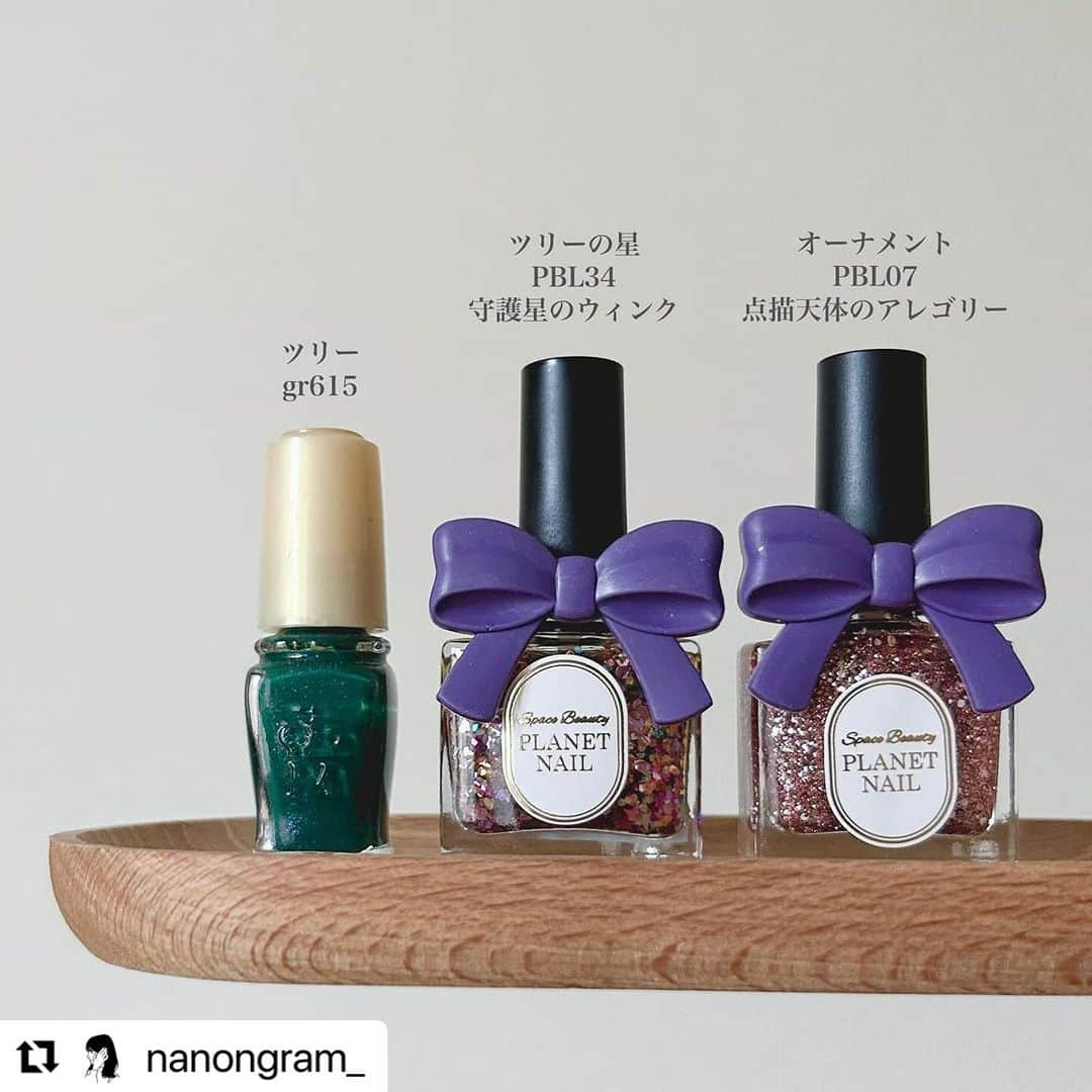 【PLANET NAIL（プラネット ネイル）】公式さんのインスタグラム写真 - (【PLANET NAIL（プラネット ネイル）】公式Instagram)「✰✰✰✰✰✰✰✰✰✰✰ PLANET Girl🪐 @nanongram_ さま♡  みんな見て〜😍✨✨✨ ナノンちゃん作・クリスマスネイルだよ🎄  こんなちっちゃち指先に トナカイ&ツリー&オーナメントを 表現しちゃうとこがすごいっ✨✨ これならサンタさんも プレゼント持ってきてくれちゃうね🥺🩷 みんなもぜひぜひ プラネットクリスマス　を楽しんで👋✨ ╍ ╍ ╍ ╍ ╍ ╍ ╍ ╍ ╍ ╍ ╍ ╍ ╍ ╍   ・・・ 。 ひと足早くクリスマスネイルをしました〜🎅 ずっとクリスマスに使うぞ！と決めていた PLANETNAIL様の「隠されたリオの真実｣を やっとの思いで使えました✨️ ずっと眺めていたくなるラメの組み合わせ…🥺🥺 バレンタインネイルとも絶対に相性が良さそう！  トナカイの鼻はも同じラメの ハートを使っているところがポイントです🦌♥️  ••┈┈••✼••┈┈••✼••┈┈••✼••┈┈••✼ 使用したネイル  メインカラー、トナカイの鼻 @planet.jp  #隠されたリオの真実 #pbl12  トナカイの瞳 @nailholic_kose  #bk010   トナカイの角 @canmaketokyo  #キャンメイクネイルn15   イラストのベースカラー @dupbeauty  #ピュアミルク   ツリーのグリーン @majolicamajorca.official  #gr615   ツリーの星 @planet.jp  #守護星のウィンク  #pbl34   ツリーのオーナメント @planet.jp  #点描天体のアレゴリー  #pbl07   #ネイルデザイン #ネイル #セルフネイル #セルフネイル部 #ポリッシュ#簡単ネイル #自爪ネイル #ネイル好きさんと繋がりたい #セルフネイラーさんと繋がりたい #クリスマスネイル #ラメネイル #キャンメイクネイル #ネイルホリック #プラネットネイル #planetnail #planetgirl #ディーアップ #dup #マジョリカマジョルカネイル #nail」12月15日 14時36分 - planet.jp