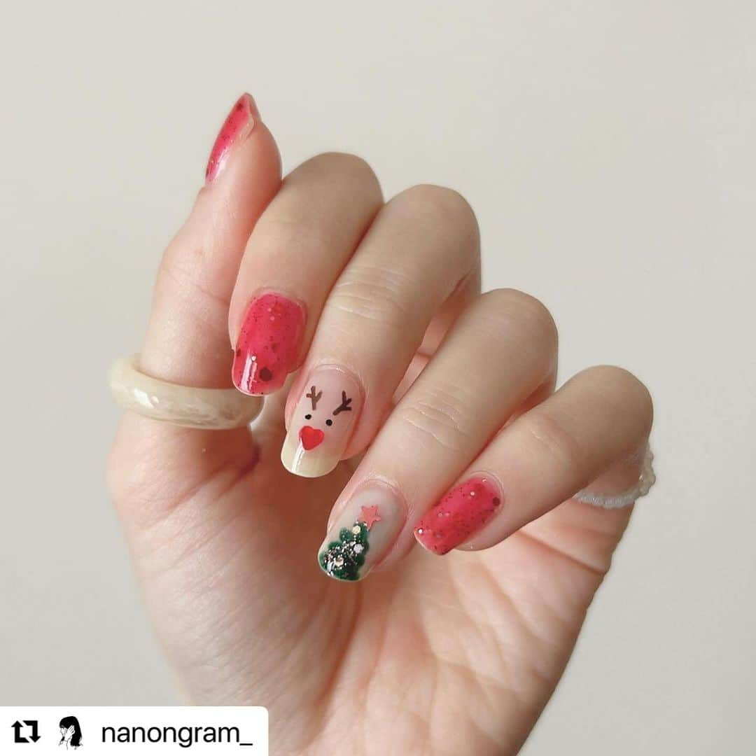 【PLANET NAIL（プラネット ネイル）】公式さんのインスタグラム写真 - (【PLANET NAIL（プラネット ネイル）】公式Instagram)「✰✰✰✰✰✰✰✰✰✰✰ PLANET Girl🪐 @nanongram_ さま♡  みんな見て〜😍✨✨✨ ナノンちゃん作・クリスマスネイルだよ🎄  こんなちっちゃち指先に トナカイ&ツリー&オーナメントを 表現しちゃうとこがすごいっ✨✨ これならサンタさんも プレゼント持ってきてくれちゃうね🥺🩷 みんなもぜひぜひ プラネットクリスマス　を楽しんで👋✨ ╍ ╍ ╍ ╍ ╍ ╍ ╍ ╍ ╍ ╍ ╍ ╍ ╍ ╍   ・・・ 。 ひと足早くクリスマスネイルをしました〜🎅 ずっとクリスマスに使うぞ！と決めていた PLANETNAIL様の「隠されたリオの真実｣を やっとの思いで使えました✨️ ずっと眺めていたくなるラメの組み合わせ…🥺🥺 バレンタインネイルとも絶対に相性が良さそう！  トナカイの鼻はも同じラメの ハートを使っているところがポイントです🦌♥️  ••┈┈••✼••┈┈••✼••┈┈••✼••┈┈••✼ 使用したネイル  メインカラー、トナカイの鼻 @planet.jp  #隠されたリオの真実 #pbl12  トナカイの瞳 @nailholic_kose  #bk010   トナカイの角 @canmaketokyo  #キャンメイクネイルn15   イラストのベースカラー @dupbeauty  #ピュアミルク   ツリーのグリーン @majolicamajorca.official  #gr615   ツリーの星 @planet.jp  #守護星のウィンク  #pbl34   ツリーのオーナメント @planet.jp  #点描天体のアレゴリー  #pbl07   #ネイルデザイン #ネイル #セルフネイル #セルフネイル部 #ポリッシュ#簡単ネイル #自爪ネイル #ネイル好きさんと繋がりたい #セルフネイラーさんと繋がりたい #クリスマスネイル #ラメネイル #キャンメイクネイル #ネイルホリック #プラネットネイル #planetnail #planetgirl #ディーアップ #dup #マジョリカマジョルカネイル #nail」12月15日 14時36分 - planet.jp