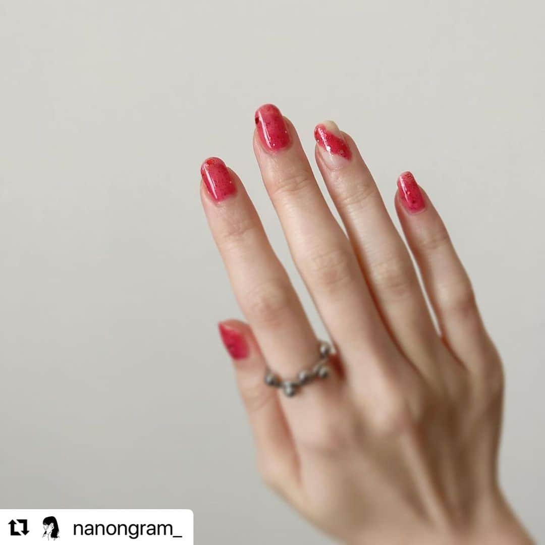 【PLANET NAIL（プラネット ネイル）】公式さんのインスタグラム写真 - (【PLANET NAIL（プラネット ネイル）】公式Instagram)「✰✰✰✰✰✰✰✰✰✰✰ PLANET Girl🪐 @nanongram_ さま♡  みんな見て〜😍✨✨✨ ナノンちゃん作・クリスマスネイルだよ🎄  こんなちっちゃち指先に トナカイ&ツリー&オーナメントを 表現しちゃうとこがすごいっ✨✨ これならサンタさんも プレゼント持ってきてくれちゃうね🥺🩷 みんなもぜひぜひ プラネットクリスマス　を楽しんで👋✨ ╍ ╍ ╍ ╍ ╍ ╍ ╍ ╍ ╍ ╍ ╍ ╍ ╍ ╍   ・・・ 。 ひと足早くクリスマスネイルをしました〜🎅 ずっとクリスマスに使うぞ！と決めていた PLANETNAIL様の「隠されたリオの真実｣を やっとの思いで使えました✨️ ずっと眺めていたくなるラメの組み合わせ…🥺🥺 バレンタインネイルとも絶対に相性が良さそう！  トナカイの鼻はも同じラメの ハートを使っているところがポイントです🦌♥️  ••┈┈••✼••┈┈••✼••┈┈••✼••┈┈••✼ 使用したネイル  メインカラー、トナカイの鼻 @planet.jp  #隠されたリオの真実 #pbl12  トナカイの瞳 @nailholic_kose  #bk010   トナカイの角 @canmaketokyo  #キャンメイクネイルn15   イラストのベースカラー @dupbeauty  #ピュアミルク   ツリーのグリーン @majolicamajorca.official  #gr615   ツリーの星 @planet.jp  #守護星のウィンク  #pbl34   ツリーのオーナメント @planet.jp  #点描天体のアレゴリー  #pbl07   #ネイルデザイン #ネイル #セルフネイル #セルフネイル部 #ポリッシュ#簡単ネイル #自爪ネイル #ネイル好きさんと繋がりたい #セルフネイラーさんと繋がりたい #クリスマスネイル #ラメネイル #キャンメイクネイル #ネイルホリック #プラネットネイル #planetnail #planetgirl #ディーアップ #dup #マジョリカマジョルカネイル #nail」12月15日 14時36分 - planet.jp