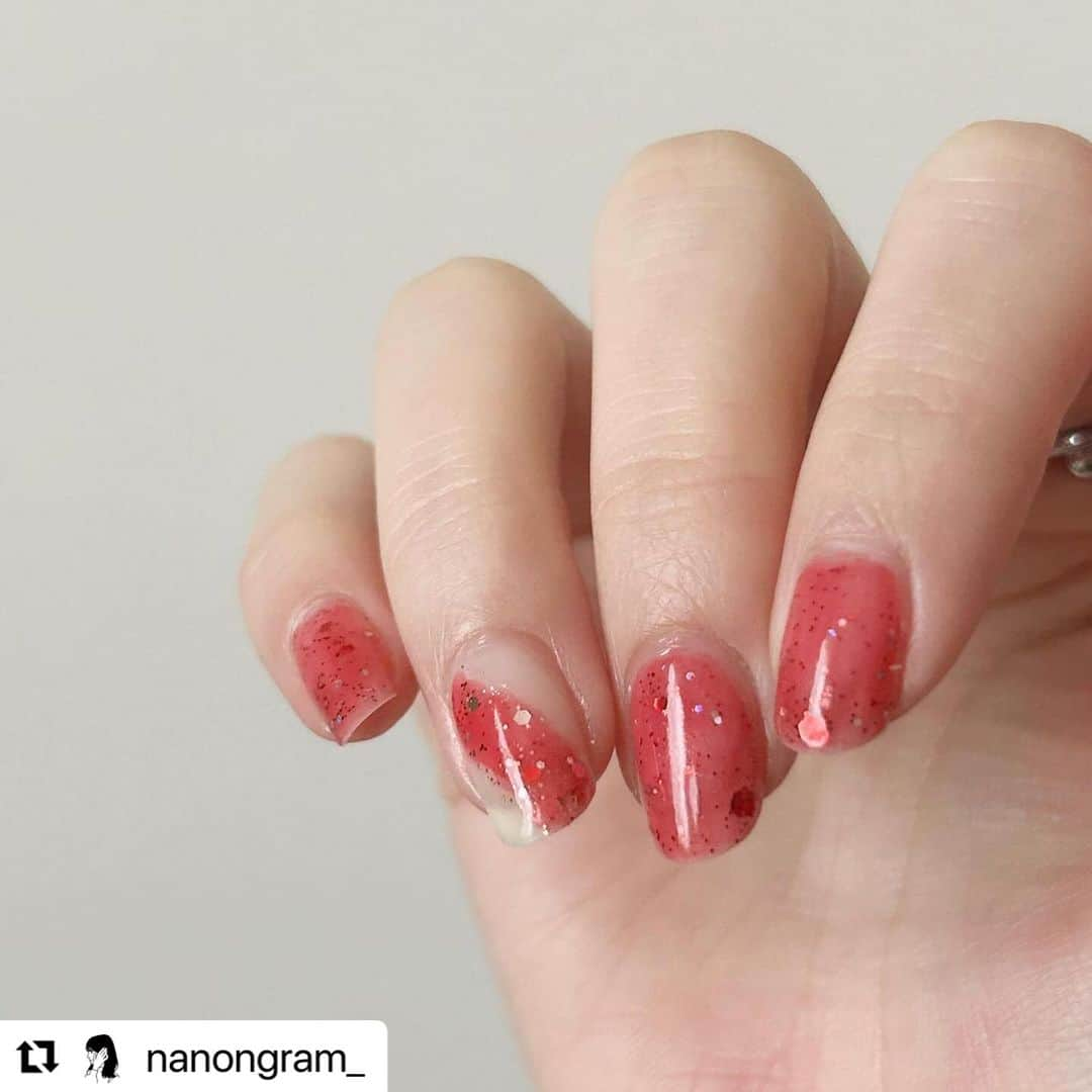 【PLANET NAIL（プラネット ネイル）】公式さんのインスタグラム写真 - (【PLANET NAIL（プラネット ネイル）】公式Instagram)「✰✰✰✰✰✰✰✰✰✰✰ PLANET Girl🪐 @nanongram_ さま♡  みんな見て〜😍✨✨✨ ナノンちゃん作・クリスマスネイルだよ🎄  こんなちっちゃち指先に トナカイ&ツリー&オーナメントを 表現しちゃうとこがすごいっ✨✨ これならサンタさんも プレゼント持ってきてくれちゃうね🥺🩷 みんなもぜひぜひ プラネットクリスマス　を楽しんで👋✨ ╍ ╍ ╍ ╍ ╍ ╍ ╍ ╍ ╍ ╍ ╍ ╍ ╍ ╍   ・・・ 。 ひと足早くクリスマスネイルをしました〜🎅 ずっとクリスマスに使うぞ！と決めていた PLANETNAIL様の「隠されたリオの真実｣を やっとの思いで使えました✨️ ずっと眺めていたくなるラメの組み合わせ…🥺🥺 バレンタインネイルとも絶対に相性が良さそう！  トナカイの鼻はも同じラメの ハートを使っているところがポイントです🦌♥️  ••┈┈••✼••┈┈••✼••┈┈••✼••┈┈••✼ 使用したネイル  メインカラー、トナカイの鼻 @planet.jp  #隠されたリオの真実 #pbl12  トナカイの瞳 @nailholic_kose  #bk010   トナカイの角 @canmaketokyo  #キャンメイクネイルn15   イラストのベースカラー @dupbeauty  #ピュアミルク   ツリーのグリーン @majolicamajorca.official  #gr615   ツリーの星 @planet.jp  #守護星のウィンク  #pbl34   ツリーのオーナメント @planet.jp  #点描天体のアレゴリー  #pbl07   #ネイルデザイン #ネイル #セルフネイル #セルフネイル部 #ポリッシュ#簡単ネイル #自爪ネイル #ネイル好きさんと繋がりたい #セルフネイラーさんと繋がりたい #クリスマスネイル #ラメネイル #キャンメイクネイル #ネイルホリック #プラネットネイル #planetnail #planetgirl #ディーアップ #dup #マジョリカマジョルカネイル #nail」12月15日 14時36分 - planet.jp