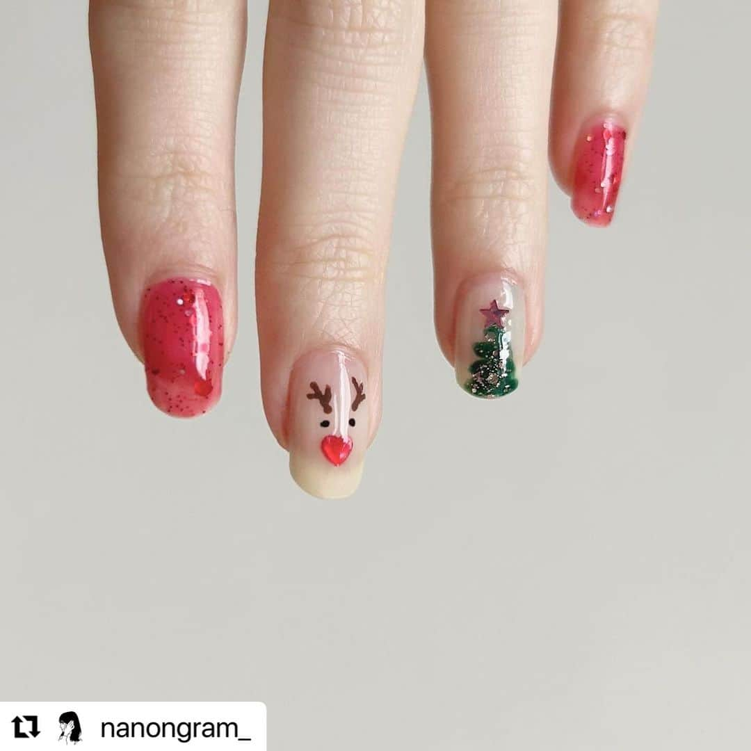 【PLANET NAIL（プラネット ネイル）】公式さんのインスタグラム写真 - (【PLANET NAIL（プラネット ネイル）】公式Instagram)「✰✰✰✰✰✰✰✰✰✰✰ PLANET Girl🪐 @nanongram_ さま♡  みんな見て〜😍✨✨✨ ナノンちゃん作・クリスマスネイルだよ🎄  こんなちっちゃち指先に トナカイ&ツリー&オーナメントを 表現しちゃうとこがすごいっ✨✨ これならサンタさんも プレゼント持ってきてくれちゃうね🥺🩷 みんなもぜひぜひ プラネットクリスマス　を楽しんで👋✨ ╍ ╍ ╍ ╍ ╍ ╍ ╍ ╍ ╍ ╍ ╍ ╍ ╍ ╍   ・・・ 。 ひと足早くクリスマスネイルをしました〜🎅 ずっとクリスマスに使うぞ！と決めていた PLANETNAIL様の「隠されたリオの真実｣を やっとの思いで使えました✨️ ずっと眺めていたくなるラメの組み合わせ…🥺🥺 バレンタインネイルとも絶対に相性が良さそう！  トナカイの鼻はも同じラメの ハートを使っているところがポイントです🦌♥️  ••┈┈••✼••┈┈••✼••┈┈••✼••┈┈••✼ 使用したネイル  メインカラー、トナカイの鼻 @planet.jp  #隠されたリオの真実 #pbl12  トナカイの瞳 @nailholic_kose  #bk010   トナカイの角 @canmaketokyo  #キャンメイクネイルn15   イラストのベースカラー @dupbeauty  #ピュアミルク   ツリーのグリーン @majolicamajorca.official  #gr615   ツリーの星 @planet.jp  #守護星のウィンク  #pbl34   ツリーのオーナメント @planet.jp  #点描天体のアレゴリー  #pbl07   #ネイルデザイン #ネイル #セルフネイル #セルフネイル部 #ポリッシュ#簡単ネイル #自爪ネイル #ネイル好きさんと繋がりたい #セルフネイラーさんと繋がりたい #クリスマスネイル #ラメネイル #キャンメイクネイル #ネイルホリック #プラネットネイル #planetnail #planetgirl #ディーアップ #dup #マジョリカマジョルカネイル #nail」12月15日 14時36分 - planet.jp