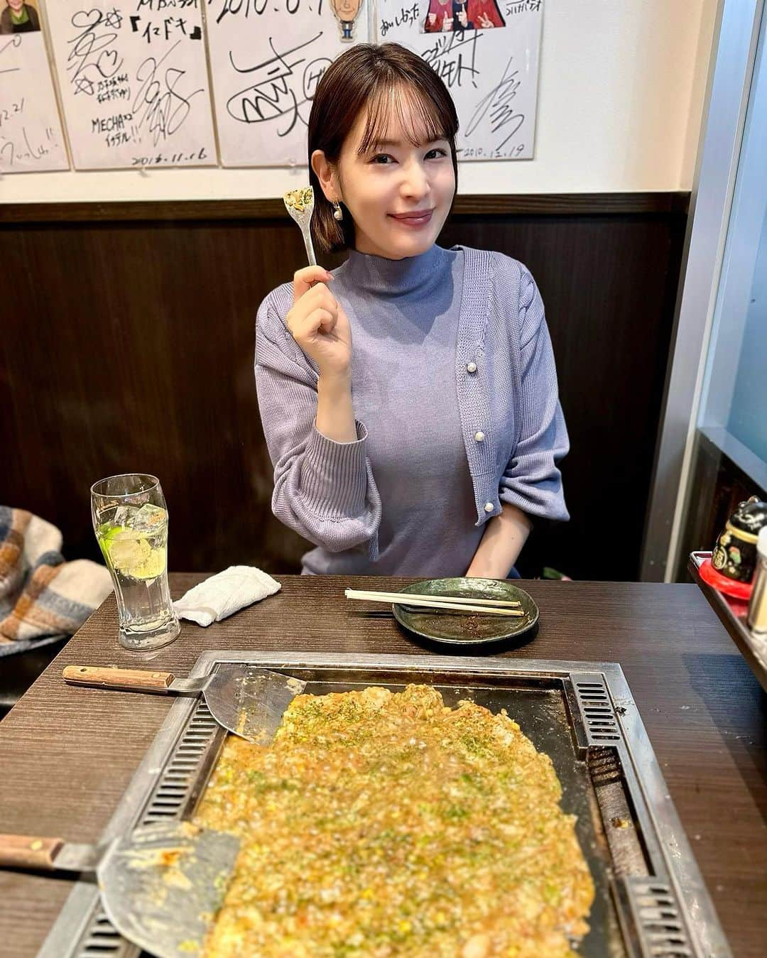 佐竹美希のインスタグラム：「先日。母が東京に来ていたので 月島へもんじゃを食べに！  せっかくならと、おたけさんのお店へ訪れると お会いすることができました✨ お値段も手頃で、とても美味しかったです😋  そして、初めての歌舞伎は イヤホンガイド付きでみると分かりやすく楽しめました😌  意外と行けてない東京観光でした。  #月島 #もんじゃ #月島もんじゃストリート #竹の子 #おたけ さん #歌舞伎座 #歌舞伎 #東京観光 #東京  #顔はめパネル腹立つ顔」