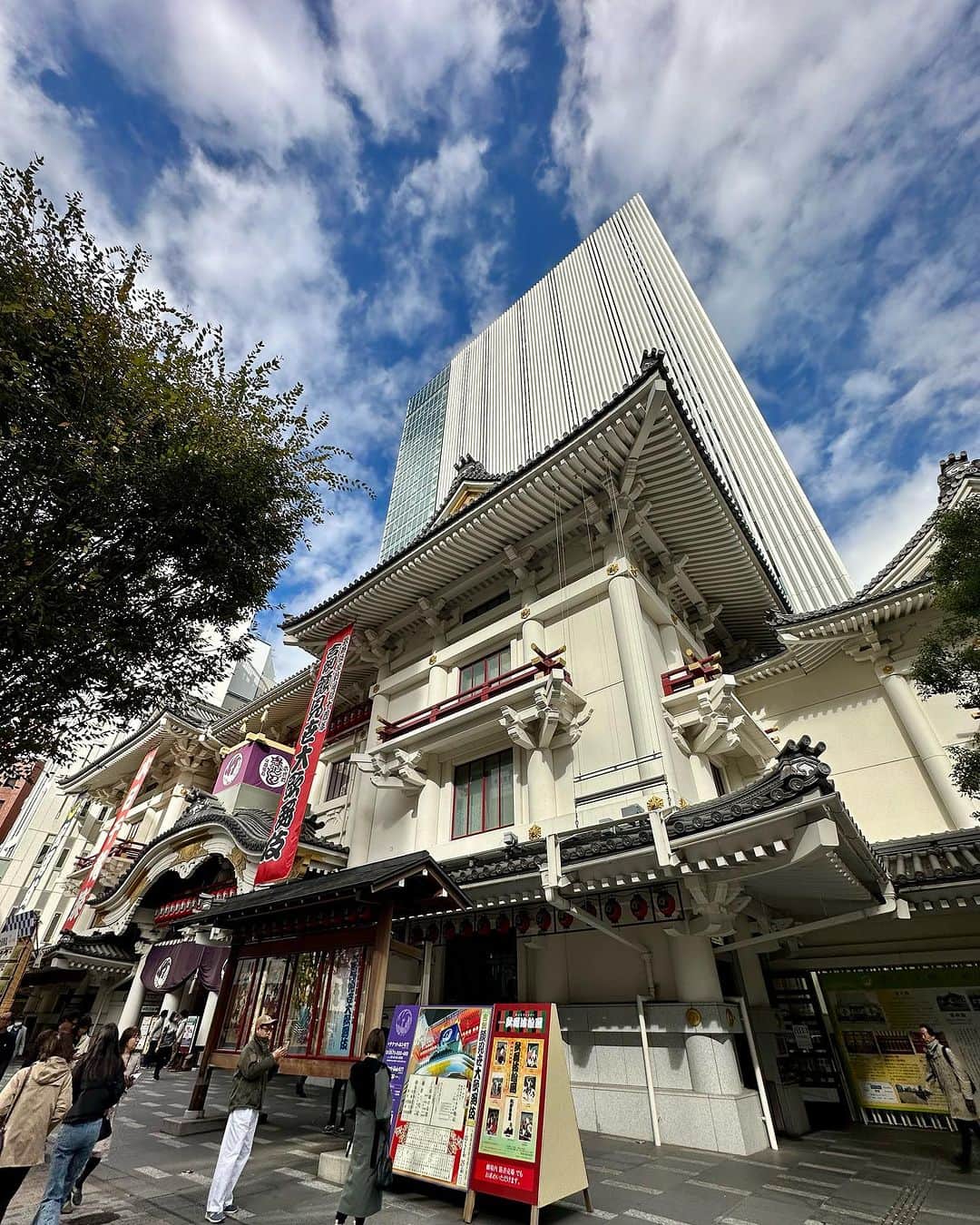 佐竹美希さんのインスタグラム写真 - (佐竹美希Instagram)「先日。母が東京に来ていたので 月島へもんじゃを食べに！  せっかくならと、おたけさんのお店へ訪れると お会いすることができました✨ お値段も手頃で、とても美味しかったです😋  そして、初めての歌舞伎は イヤホンガイド付きでみると分かりやすく楽しめました😌  意外と行けてない東京観光でした。  #月島 #もんじゃ #月島もんじゃストリート #竹の子 #おたけ さん #歌舞伎座 #歌舞伎 #東京観光 #東京  #顔はめパネル腹立つ顔」12月15日 14時54分 - miki_stk