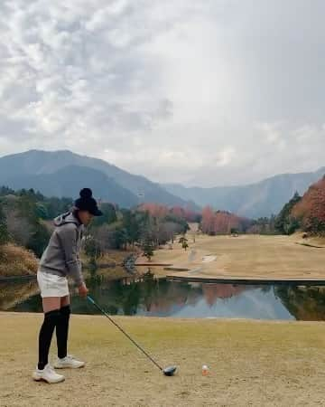 nawachanのインスタグラム：「．  《ドライバーショット⛳️》  12月27日まで @bestgolfinfluencerawards  イベント中⛳️  ⭐️1人1時間に1回投票ok    なんかいでも🙆‍♀️  ⭐️リンクを飛んで投票🗳️するだけ 　　簡単にできます‼︎  ⭐️ストーリーにリンク はってありますので @nawachan.golf_official  すぐとべるように👌ストーリーみてね👀  お手数ですが皆さんのお力をお借りしたいです🙇🙇  ゴルフもストイックに〜 明日雨降らないかな?☔️ ゴルフ続きで毎日フル活動♪  飛距離のびると喜びの舞😊🫶  2枚目はせいのすけくん @seinosuke.sara_golf マーカー♡ いただいたの可愛い🥹😭❤️  ． ティーの飛び方がおもしろくて ティーとりにいったら わたしが消えます🤣🤣 最後まで見てね👀  ．  #ゴルフウェア#ゴルフラウンド#ゴルフ女子#初心者#⛳️#🏌️‍♀️#ゴルフ男子#ゴルフ馬鹿#ゴルファー#ゴルフ場#ゴルフ好きな人と繋がりたい#ゴルフ好き#ゴルフ好きな人と仲良くなりたい#golf#instagram」