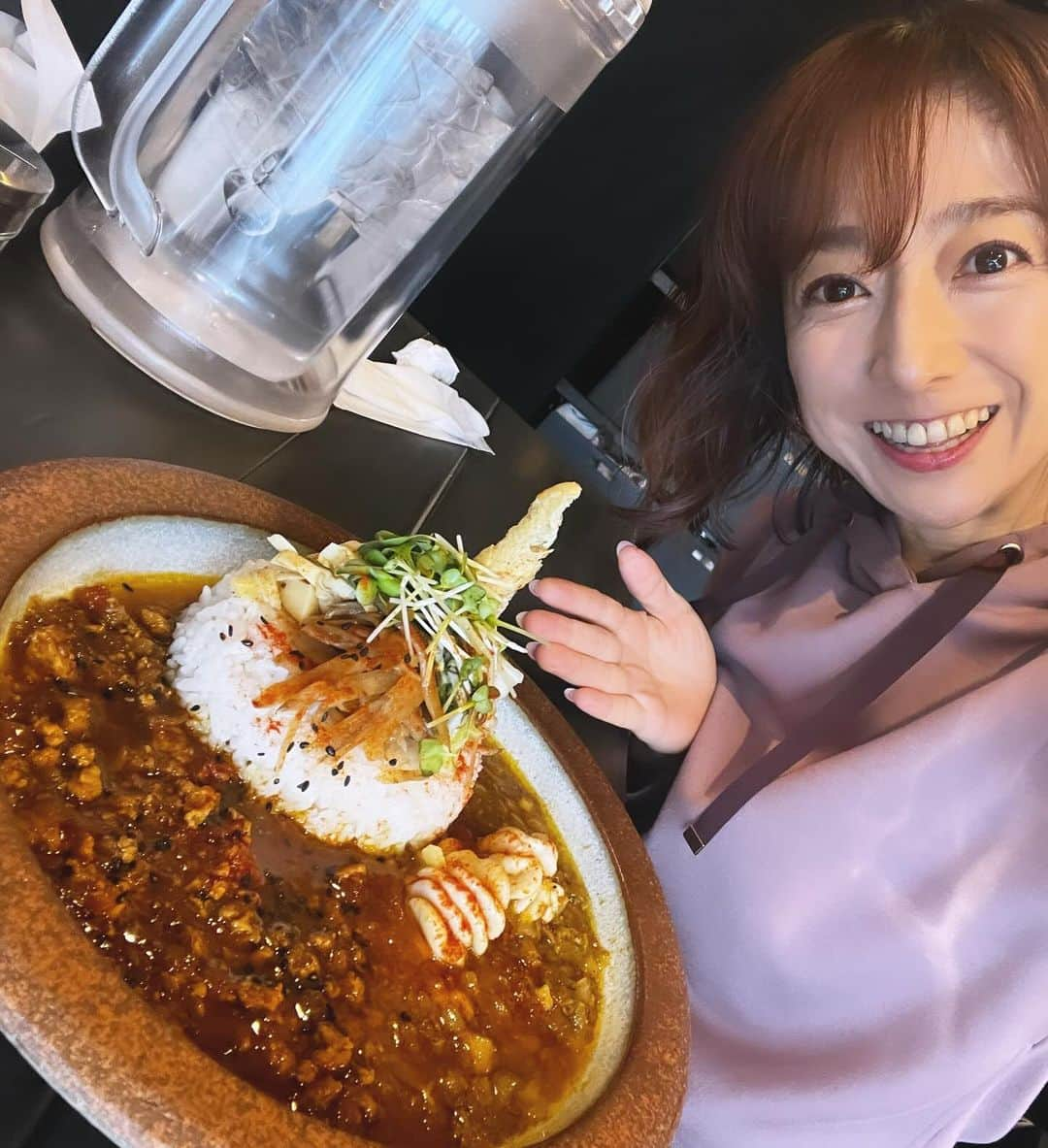 佐藤彩さんのインスタグラム写真 - (佐藤彩Instagram)「ひるまがり(@hirumagari ) 大好きなカレー屋さんです🍛  北円山で約2年ほど間借り営業していましたが 12月7日、大通西6丁目にオープンしました！  だしカレーのお店で こだわりのだしとスパイスの融合を楽しめますよ✨  定番の 「だし香る鶏のスパイスキーマカレー」も美味しいのですが！  この冬の季節限定メニュー 「真だちとすだち酢のラヴィゴット風カレー」も 一緒に“あいがけ”スタイルでいただくのがおすすめ🤗  真だちは、ぷりぷりクリーミーでカレーに合うと新発見😳  ごはんの上の副菜も一緒に食べすすめていくと 魔法にかかったように幸せな気持ちになりました🤭  店主さんのお人柄も素敵なので おしゃべりするたび癒されている私✨ いつもありがとうございます☺️  . 宮の森のアルケミストコーヒーのひるまがりブレンドや クミンティーなど カレーに合うドリンクにもこだわっているので カレーの後の時間もゆっくり楽しめるのが嬉しいです☕️  カフェタイムのビスコッティも ザクザク食感とスパイスが効いてて美味しかったですよー！  . #ひるまがり #だしカレー #札幌カレー #スパイス #スパイスカレー #だし香る鶏のスパイスキーマカレー #季節限定 #真だちとすだち酢のラヴィゴット風カレー #あいがけカレー #スパイス好き #カレー好き #なんでも彩カレー #彩の街角ネクストフォーカス でご紹介」12月15日 15時00分 - hbc_ayasato