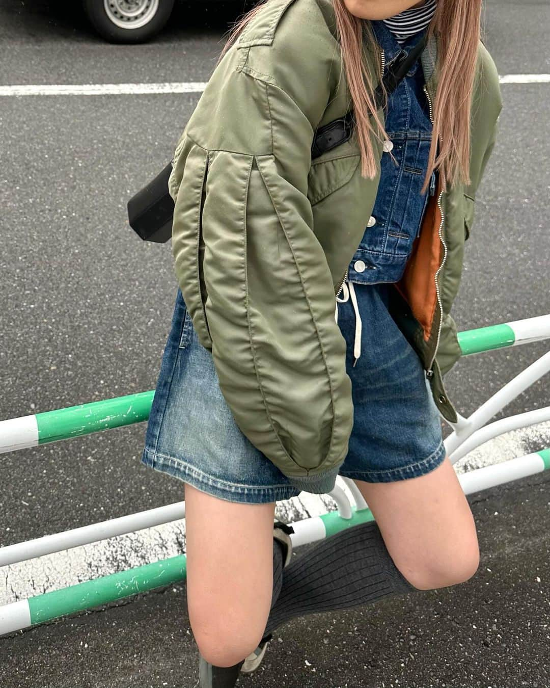 ホリデイさんのインスタグラム写真 - (ホリデイInstagram)「昨年買ったL-2B FLIGHT JACKET、今年もめちゃくちゃ着てます！このコンパクトさがとにかくスタイリングしやすいです。それだけじゃなくて、保温性の高い中綿を使ってたり裏地もオリジナルだったり、ヴィンテージの風合いが出るように加工してたりとこだわり詰まったアイテムです。 @office_holiday 店頭でもみれるのでぜひ遊びに来てください！ ⁡ Height: 160cm Outer: ONE SIZE @fakari_wadatsu ⁡ #HOLIDAY_PR #HOLIDAY2023fw」12月15日 15時11分 - holiday_pr