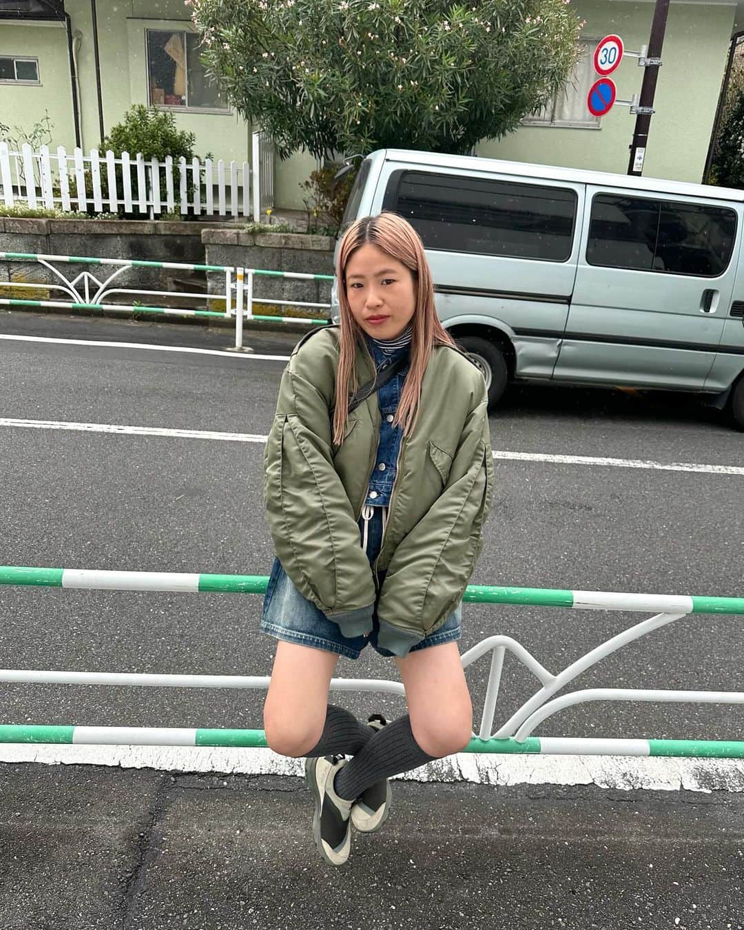 ホリデイのインスタグラム：「昨年買ったL-2B FLIGHT JACKET、今年もめちゃくちゃ着てます！このコンパクトさがとにかくスタイリングしやすいです。それだけじゃなくて、保温性の高い中綿を使ってたり裏地もオリジナルだったり、ヴィンテージの風合いが出るように加工してたりとこだわり詰まったアイテムです。 @office_holiday 店頭でもみれるのでぜひ遊びに来てください！ ⁡ Height: 160cm Outer: ONE SIZE @fakari_wadatsu ⁡ #HOLIDAY_PR #HOLIDAY2023fw」