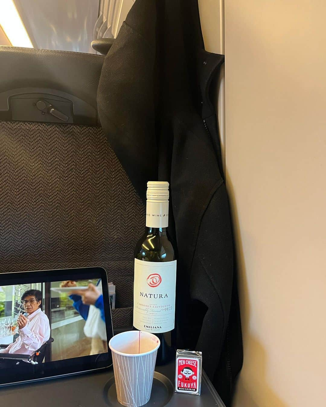 やまだひさしのインスタグラム：「今日は釜石へ前乗りだけなので車内で昼飲み。 何回乗ってても思うことだが、 大宮の次が仙台って、ほぼワープだよなぁ。陸路なのにハーフボトル飲み終わる頃には盛岡に着いちゃう。 きっとアルコールで寒さを感じないはずw 今夜の釜石グルメはなんだろ？ #やまだひさし #ラジオ #DJ #グルメ #岩手 #釜石 #ありがとう #縁」