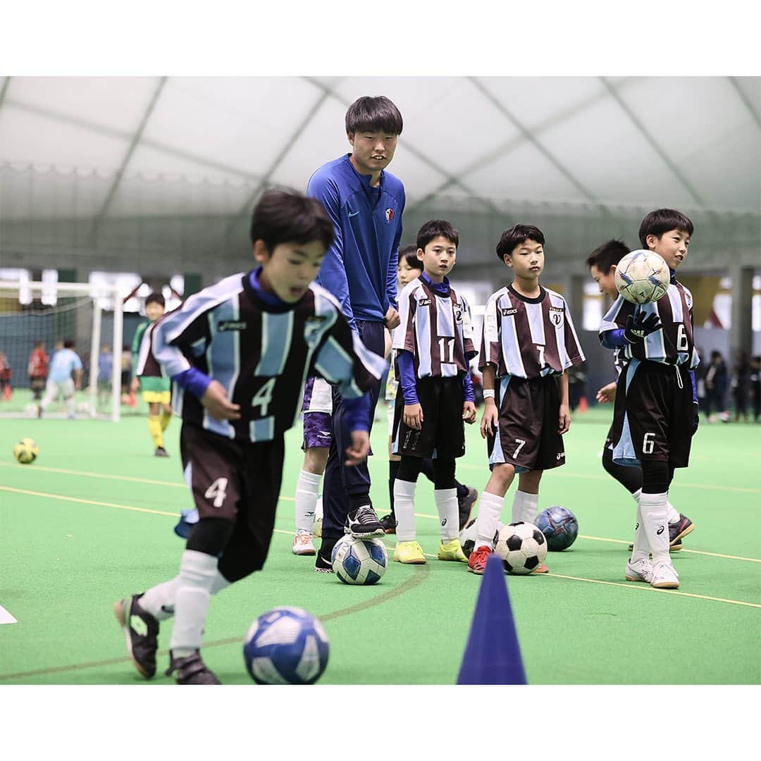 鹿島アントラーズさんのインスタグラム写真 - (鹿島アントラーズInstagram)「アントラーズ公式アプリとの連動企画「ファインダー越しの世界」  今回は、11/12、青森県むつ市で開催された「青森クリーンサッカー教室」にフォーカス！  公式アプリフォトギャラリーにはインスタでは公開していない写真をアップしています。  皆さん、ぜひ公式アプリをダウンロードして、全写真をお楽しみください。  #鹿島アントラーズ #kashimaantlers #アントラーズ公式アプリ #ファインダー越しの世界 #作品 #鈴木優磨 #安西幸輝 #広瀬陸斗 #垣田裕暉」12月15日 15時32分 - kashima.antlers