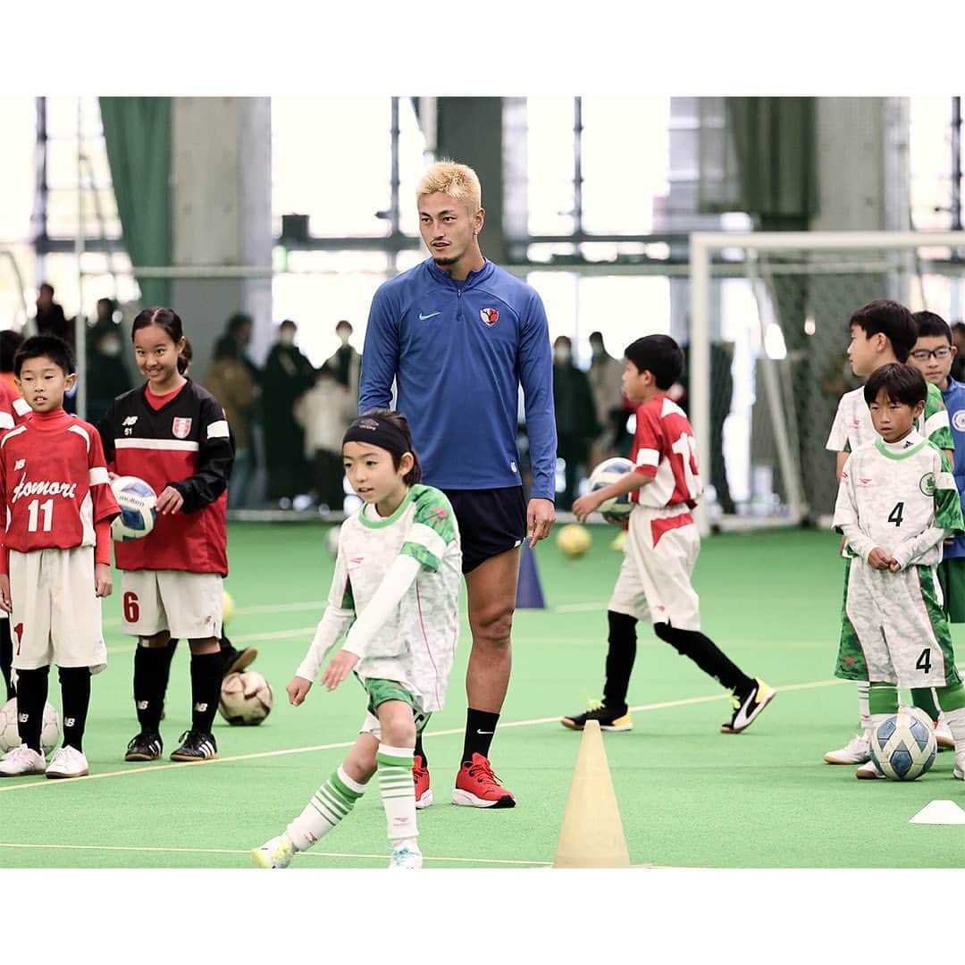 鹿島アントラーズさんのインスタグラム写真 - (鹿島アントラーズInstagram)「アントラーズ公式アプリとの連動企画「ファインダー越しの世界」  今回は、11/12、青森県むつ市で開催された「青森クリーンサッカー教室」にフォーカス！  公式アプリフォトギャラリーにはインスタでは公開していない写真をアップしています。  皆さん、ぜひ公式アプリをダウンロードして、全写真をお楽しみください。  #鹿島アントラーズ #kashimaantlers #アントラーズ公式アプリ #ファインダー越しの世界 #作品 #鈴木優磨 #安西幸輝 #広瀬陸斗 #垣田裕暉」12月15日 15時32分 - kashima.antlers