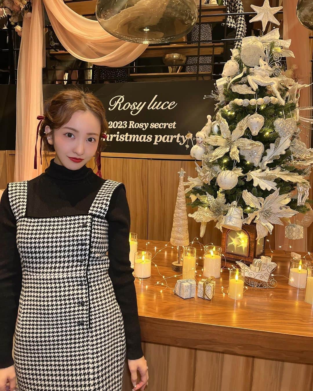 板野友美のインスタグラム：「𝐑𝐨𝐬𝐲 𝐒𝐞𝐜𝐫𝐞𝐭 𝐂𝐡𝐫𝐢𝐬𝐭𝐦𝐚𝐬 𝐏𝐚𝐫𝐭𝐲🎄.*  2日間 ありがとうございました 🦌🔔🎁︎  今回は1階はクリスマス、そして2階はBallet🩰イメージで クリエイティブディレクションしました🗝✨  𝑺𝒆𝒄𝒓𝒆𝒕𝒑𝒂𝒓𝒕𝒚  なので、全てをお見せできないですが😌 大好きなみんなとも会えました🫶🏻 みんなは、 何枚目が好きですか？♡  @rosyluce  #Rosyluce  #Christmas #christmasparty」