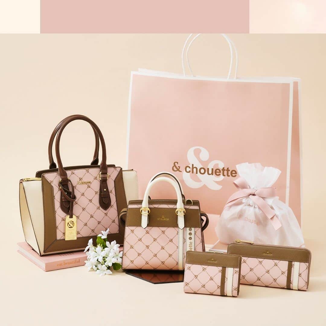 & chouetteのインスタグラム：「. アンドシュエット 10th Anniversary🥳 ... このたび、& chouetteは 12/20に10周年を迎えます🌟  10周年を記念して、 ブランドカラーをピンクベージュに一新。  10周年を記念したスペシャルアイテムは、 人気のモノグラムシリーズの新ブランドカラーにちなんだ新色や 10色トートなどが登場🌟 ... さらに公式オンラインショップ&店頭ではスペシャルなキャンペーンも実施中🌟  〈campaign 1〉 12/25(月)までの期間中、 最大20％OFFのクーポンが当たるチャンス！ ※公式オンラインショップ特設サイトより抽選内容をご覧いただけます。 店舗と施策内容が異なりますので、予めご了承ください。  〈campaign 2〉 モノグラムフェア開催中！ 12/11(月)～12/20(水)までの期間中、 モノグラムデザインシリーズが10％OFF！  & chouetteの人気シリーズモノグラムデザインは、 ブランドロゴを総柄でデザインした トレンド感溢れるアイテム。 特別な日のお出かけバッグにもオススメ♪  ...  #andchouette #アンドシュエット」