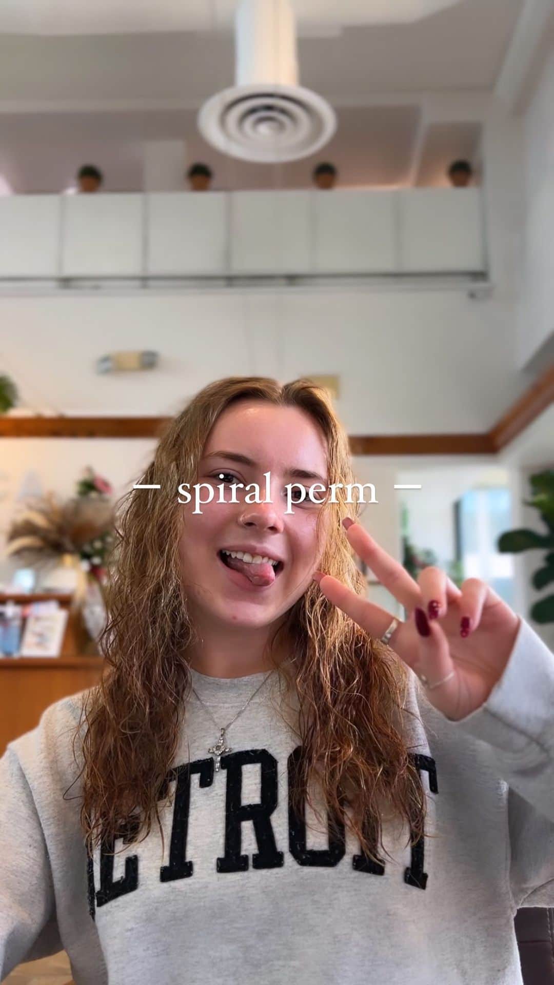Ramie 山下未紗のインスタグラム：「_ have fun your new hairstyle🩷 thank you🌈🌺  #perm#spiralperm#hairperm#curlyhair#hawaii#hawaiihairstylist#hawaiihairsalon」