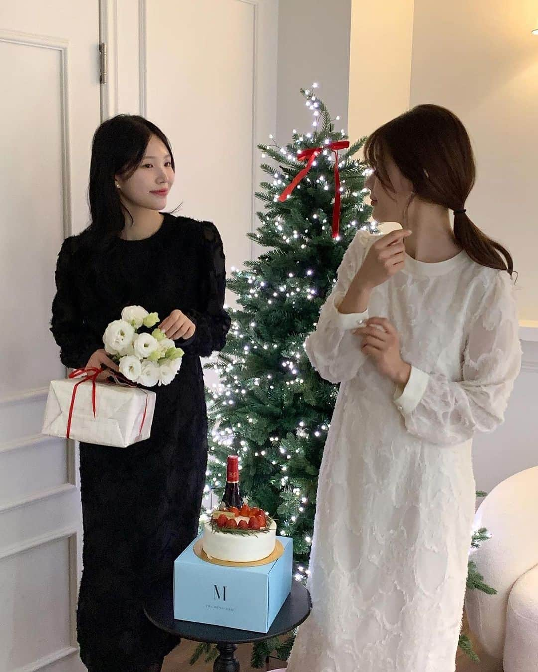 HOTPING公式アカウントさんのインスタグラム写真 - (HOTPING公式アカウントInstagram)「来週はクリスマス🎅🏻🥂 クリスマスパーティーや年末パーティーにオススメなワンピースをご紹介,,🎔  派手過ぎないのに特別感満点 スリーブ部分はシースルーになっていて女性らしさをプラス スリーブ以外派シルキーな裏地付きなので透ける心配はありません :) ロング丈で体型カバーができルーズ過ぎないシルエットなので着痩せ効果まで🎁  🔖シャギーシースルーパフスリーブロングワンピース_2Colors クリスマス、年末はこのワンピさらに輝いてください🕊  #ワンピース #シースルーワンピース  #ロングワンピース #華奢見えコーデ #彼ウケコーデ #クリスマス #クリスマスコーデ #年末 #年末コーデ #フェミニンコーデ #プチプラファッション #プチプラコーデ #体型カバー #韓国コーデ #韓国ファッション #韓国ブランド #韓国スタイル #fashion #code #ootd #outfit #daily #dailylook #いいね #hotping #좋아요」12月16日 18時00分 - hotping_japan