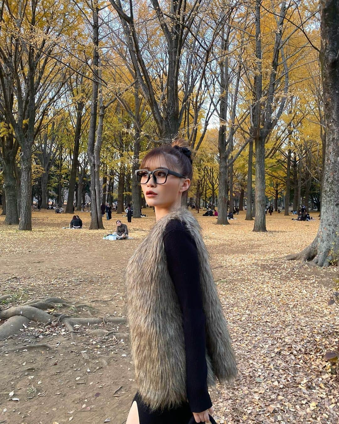 みみのインスタグラム：「紅葉求めて代々木公園行ったら銀杏の匂いにやられました 最近 @cene_316l のコインネックレス可愛くてずっと着けてる🪙✨️  #cene  #316lサージカルネックレス  #セネ  #金属アレルギー対応  #pr」