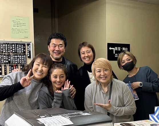 堀田祐美子さんのインスタグラム写真 - (堀田祐美子Instagram)「北斗さんに誘われて熊切あさ美さんの出演する舞台「蒲田行進曲」を観に行って来ました。  笑いあり、感動あり…  素晴らしい舞台でした。  @hokutoakira_official   @asami_kumakiri   @yumiko_hotta  @t_hearts2020  #堀田祐美子 #yumikohotta  #prowrestling  #プロレス #womansprowrestling  #女子プロレス  #hearts82 #thearts #蒲田行進曲 #時来組版蒲田行進曲 #熊切あさ美」12月15日 16時07分 - yumiko_hotta