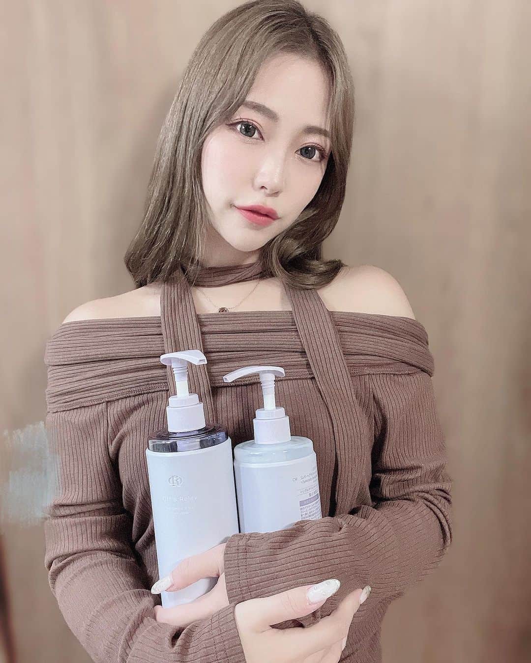 福井柑奈さんのインスタグラム写真 - (福井柑奈Instagram)「サラツヤ髪だあ🫧 寝ている間に深層補修😴  最近乾燥の季節で ダメージ激しかったのだけど 補修してもらってます🙌  『シルキーナイトリペア』 ⚪︎スパ・シャンプー ⚪︎スパ・ヘアトリートメント　  ♦️３つのタウリン(保湿成分)を配合♦️ 髪と頭皮の汚れを落として、髪にハリを。 熱ダメージから髪の毛を守り乾燥知らずな髪へ🧖🏻‍♀️  香りもお気に入りで バイオレットムスクという カシス、アップルなどの フルーティーな清潔感ありありな いい香りです🫧  全国のロフトなどやドラッグストア、楽天市場、Amazonにて好評発売中❣️  #pr @or.japan  #offandrelax #オーアール #波紋ボトル #香水シャンプー #バイオレットムスクの香り #夜の髪美容 #重傷髪脱出シャンプー #シャンプー迷子脱出 #シャンプー #シャンプー難民 #コンディショナー #髪補修 #ヘアケア #ナイトリペア #ダメージケア」12月15日 16時00分 - kanna_fukui
