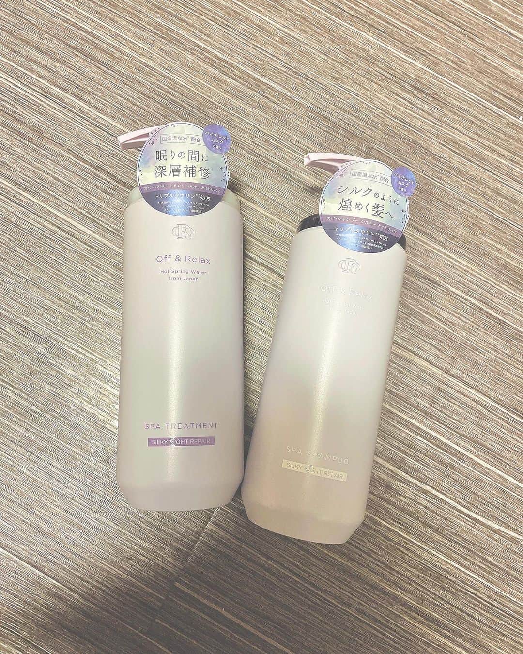 福井柑奈さんのインスタグラム写真 - (福井柑奈Instagram)「サラツヤ髪だあ🫧 寝ている間に深層補修😴  最近乾燥の季節で ダメージ激しかったのだけど 補修してもらってます🙌  『シルキーナイトリペア』 ⚪︎スパ・シャンプー ⚪︎スパ・ヘアトリートメント　  ♦️３つのタウリン(保湿成分)を配合♦️ 髪と頭皮の汚れを落として、髪にハリを。 熱ダメージから髪の毛を守り乾燥知らずな髪へ🧖🏻‍♀️  香りもお気に入りで バイオレットムスクという カシス、アップルなどの フルーティーな清潔感ありありな いい香りです🫧  全国のロフトなどやドラッグストア、楽天市場、Amazonにて好評発売中❣️  #pr @or.japan  #offandrelax #オーアール #波紋ボトル #香水シャンプー #バイオレットムスクの香り #夜の髪美容 #重傷髪脱出シャンプー #シャンプー迷子脱出 #シャンプー #シャンプー難民 #コンディショナー #髪補修 #ヘアケア #ナイトリペア #ダメージケア」12月15日 16時00分 - kanna_fukui