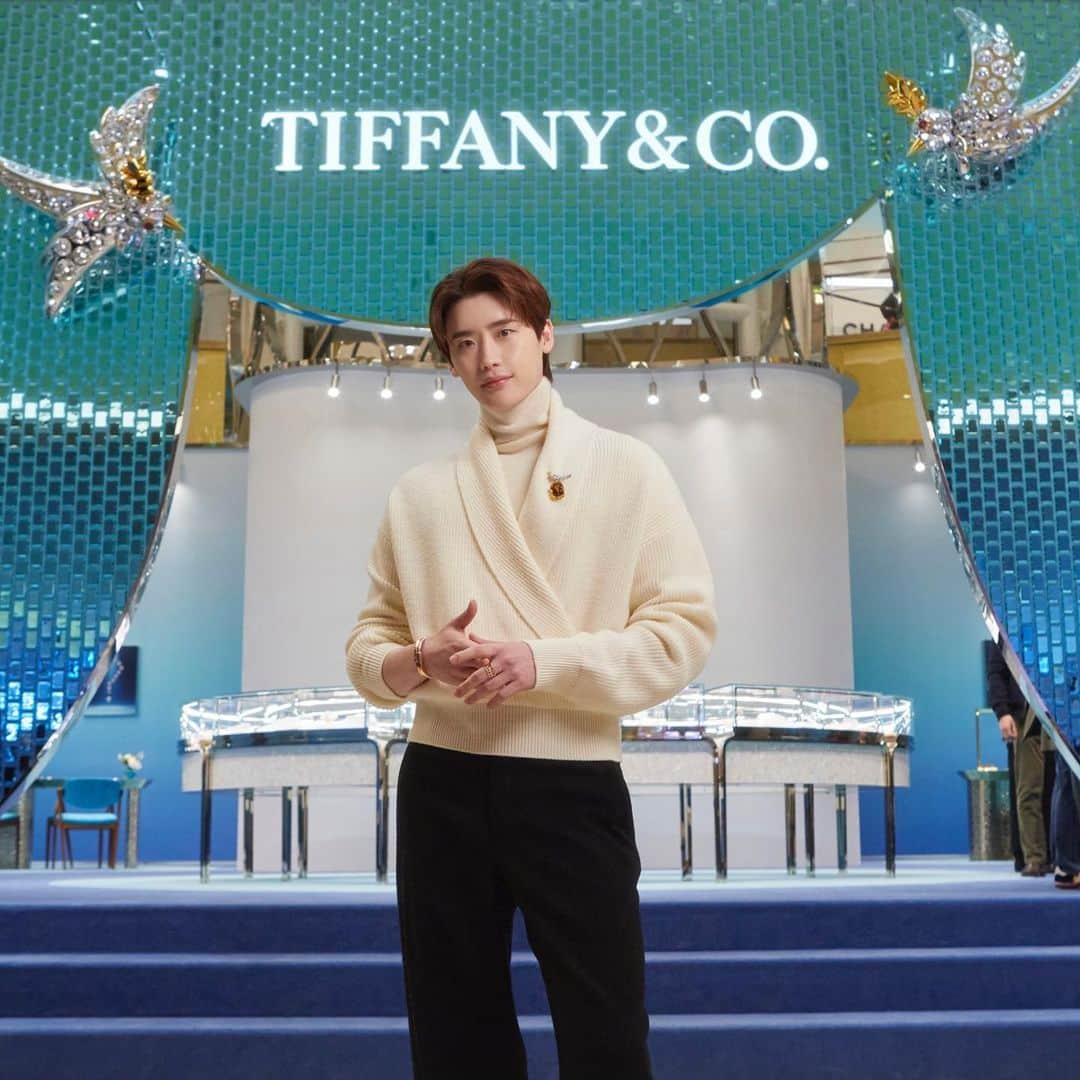 イ・ジョンソクさんのインスタグラム写真 - (イ・ジョンソクInstagram)「아 재밌었다😆  #TiffanyAndCo #티파니앤코#TiffanyHouseofICONs #티파니하우스오브아이콘 #AD  홀리데이를 맞아 브랜드의 헤리티지 컬렉션인 '바위 위에 앉은 새'에서 영감을 받은 모던한 컨셉의 티파니 하우스 오브 아이콘(Tiffany House of ICONs) 팝업스토어가 오픈했습니다.  1 월 31 일까지 에비뉴엘 잠실점 지하 1 층 더 크라운에서 티파니를 상징하는 다이아몬드의 아름다움과 아이코닉한 컬렉션을 만나보세요🫶」12月15日 16時29分 - jongsuk0206