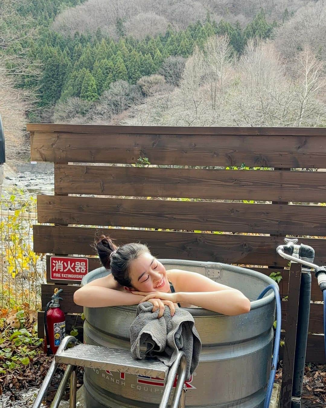 青野楓のインスタグラム：「@bullkies メンバーで、 @yuramekisou に行ってきました👍 山の中でのバレルサウナ最高でした🤦‍♀️素敵な貸別荘で美味しいサ飯も食べた🍛楽しかったー！！！  #楓サウナ#バレルサウナ」