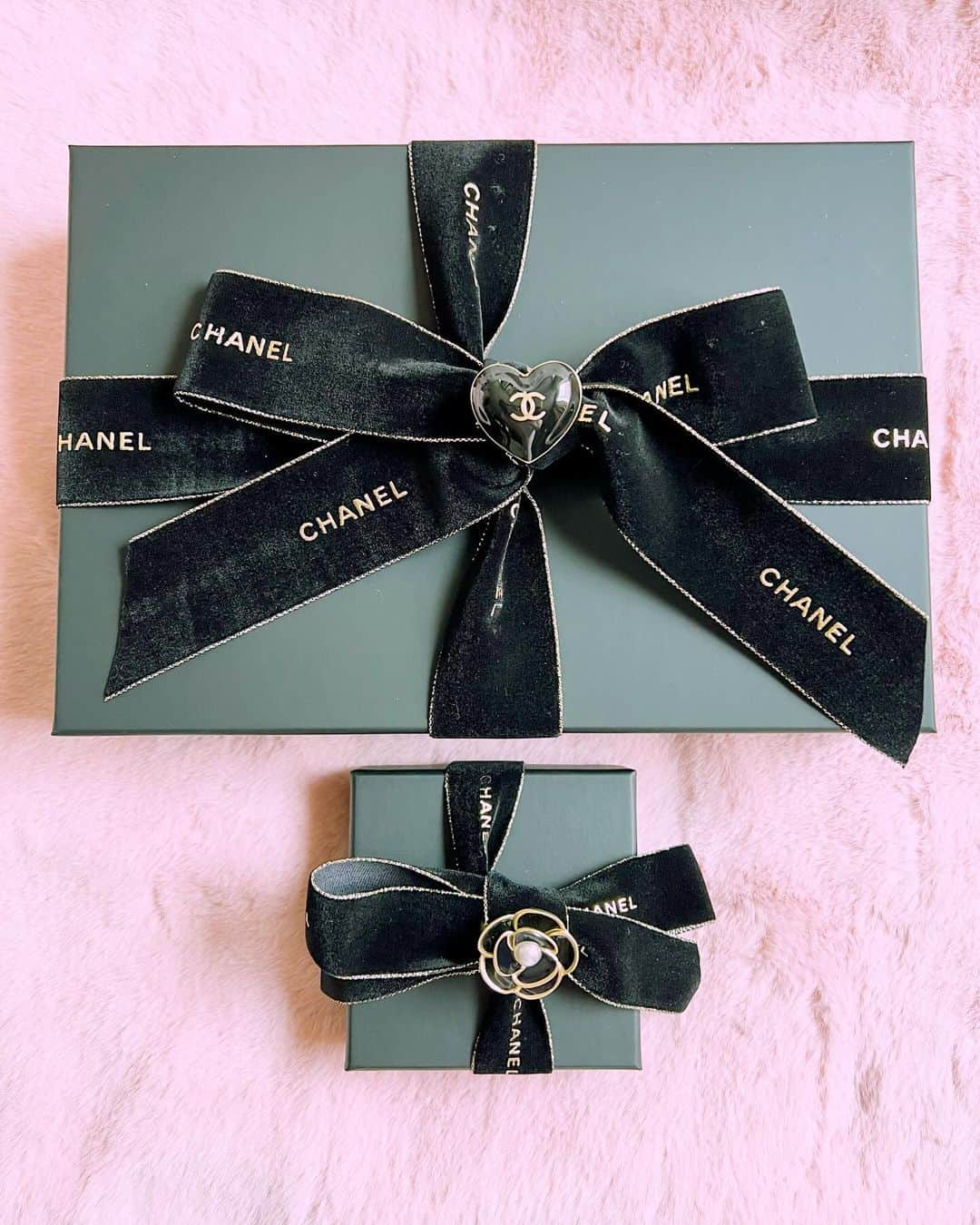 早川愛のインスタグラム：「🖤🎀🖤  CHANELのクリスマスラッピングかわいすぎる🖤🖤🖤  チャームのクオリティー高いからヘアゴムにしようかな🎀  ・  @chanelofficial  #CHANEL  #シャネル」