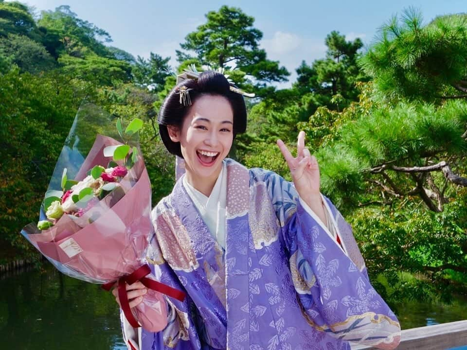 愛希れいかさんのインスタグラム写真 - (愛希れいかInstagram)「NHK ドラマ10 「大奥」シーズン2 ご視聴いただき、本当にありがとうございました！！  この"大奥"に出逢えたこと。 素晴らしいキャストの皆さまスタッフの皆さまに出逢えたこと。 家定に挑戦させていただく機会を与えてくださったこと。 心から感謝しています。  撮影中、素晴らしい瞬間がたくさんあって… その瞬間を思い出すだけで、今でも胸がぎゅっとなり、目頭が熱くなります。 みんながお互いをリスペクトし合い、この"大奥"の為に全力を尽くしている姿が本当に素敵で、感銘を受けました。  お写真は クランクアップ時のやりきった感満載の私😂 家定にとって、とてもとても大切な存在… 天璋院/胤篤役の福士さん 阿部正弘役の瀧内さん 瀧山役のふるかわし と…📷✨ ご一緒できて幸せでした♡  いっぱい悩んだけど、かけがえのない時間を過ごすことができた撮影期間。 また、たからものがふえました☺️  本当に…本当にありがとうございました😌🤲  【原作】 よしながふみ 【脚本】 森下佳子 【音楽】 KOHTA　YAMAMOTO 【主題歌】 Aimer 「白色蜉蝣」 【制作統括】 長谷知記　藤並英樹 【プロデューサー】 舩田遼介　松田恭典　舟橋哲男 【演出】 大原拓　末永創　川野秀昭　木村隆文  #NHK #ドラマ10 #大奥 #シーズン2 #幕末編 #徳川家定」12月15日 22時15分 - manakireika_official