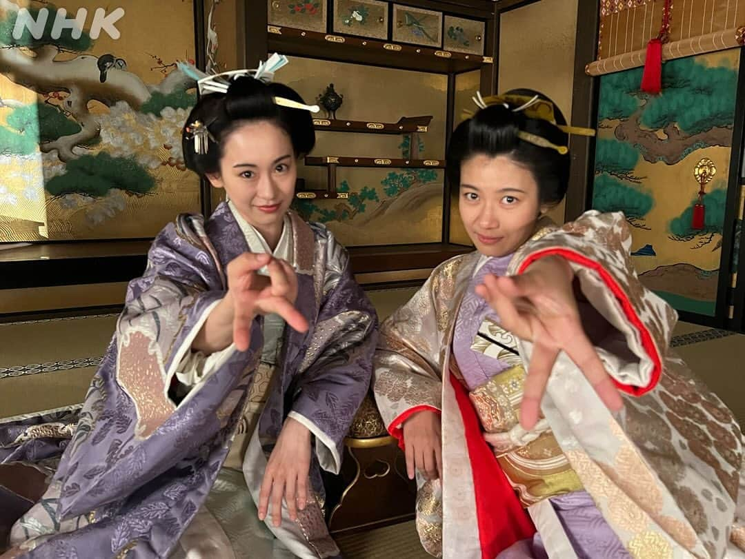 愛希れいかさんのインスタグラム写真 - (愛希れいかInstagram)「NHK ドラマ10 「大奥」シーズン2 ご視聴いただき、本当にありがとうございました！！  この"大奥"に出逢えたこと。 素晴らしいキャストの皆さまスタッフの皆さまに出逢えたこと。 家定に挑戦させていただく機会を与えてくださったこと。 心から感謝しています。  撮影中、素晴らしい瞬間がたくさんあって… その瞬間を思い出すだけで、今でも胸がぎゅっとなり、目頭が熱くなります。 みんながお互いをリスペクトし合い、この"大奥"の為に全力を尽くしている姿が本当に素敵で、感銘を受けました。  お写真は クランクアップ時のやりきった感満載の私😂 家定にとって、とてもとても大切な存在… 天璋院/胤篤役の福士さん 阿部正弘役の瀧内さん 瀧山役のふるかわし と…📷✨ ご一緒できて幸せでした♡  いっぱい悩んだけど、かけがえのない時間を過ごすことができた撮影期間。 また、たからものがふえました☺️  本当に…本当にありがとうございました😌🤲  【原作】 よしながふみ 【脚本】 森下佳子 【音楽】 KOHTA　YAMAMOTO 【主題歌】 Aimer 「白色蜉蝣」 【制作統括】 長谷知記　藤並英樹 【プロデューサー】 舩田遼介　松田恭典　舟橋哲男 【演出】 大原拓　末永創　川野秀昭　木村隆文  #NHK #ドラマ10 #大奥 #シーズン2 #幕末編 #徳川家定」12月15日 22時15分 - manakireika_official