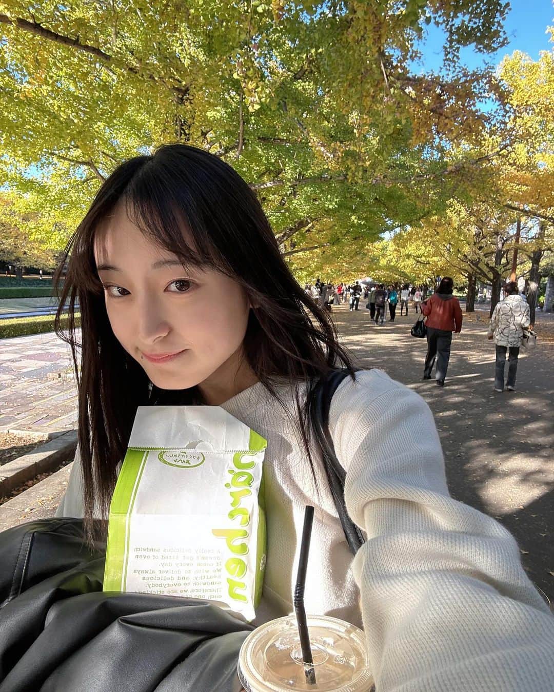 川原美咲さんのインスタグラム写真 - (川原美咲Instagram)「🍂🧺🍁 ・ ・ 紅葉を見にい“こうよう”…☆  HAHA!!  ・ ・ ・ ちょっと前に、友達と紅葉を見る前にピクニックをしてから紅葉ライトアップをみました、最高です。 ・ ・ ・  ##紅葉スポット #東京紅葉 #紅葉狩り #紅葉デート #国営昭和記念公園 #立川市 #骨格ナチュラル #ブルベ夏 #イエベ春 #紅葉シーズン #紅葉ライトアップ #レザーブルゾン」12月15日 22時07分 - misaki_888_sagasaikou