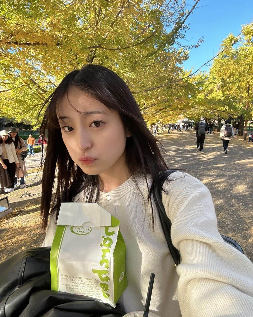 川原美咲さんのインスタグラム写真 - (川原美咲Instagram)「🍂🧺🍁 ・ ・ 紅葉を見にい“こうよう”…☆  HAHA!!  ・ ・ ・ ちょっと前に、友達と紅葉を見る前にピクニックをしてから紅葉ライトアップをみました、最高です。 ・ ・ ・  ##紅葉スポット #東京紅葉 #紅葉狩り #紅葉デート #国営昭和記念公園 #立川市 #骨格ナチュラル #ブルベ夏 #イエベ春 #紅葉シーズン #紅葉ライトアップ #レザーブルゾン」12月15日 22時07分 - misaki_888_sagasaikou