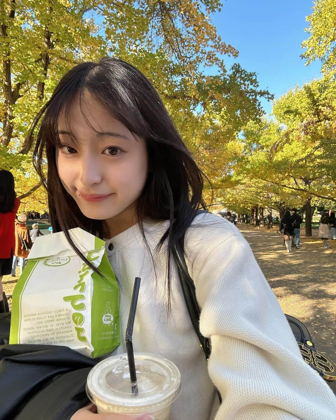 川原美咲さんのインスタグラム写真 - (川原美咲Instagram)「🍂🧺🍁 ・ ・ 紅葉を見にい“こうよう”…☆  HAHA!!  ・ ・ ・ ちょっと前に、友達と紅葉を見る前にピクニックをしてから紅葉ライトアップをみました、最高です。 ・ ・ ・  ##紅葉スポット #東京紅葉 #紅葉狩り #紅葉デート #国営昭和記念公園 #立川市 #骨格ナチュラル #ブルベ夏 #イエベ春 #紅葉シーズン #紅葉ライトアップ #レザーブルゾン」12月15日 22時07分 - misaki_888_sagasaikou