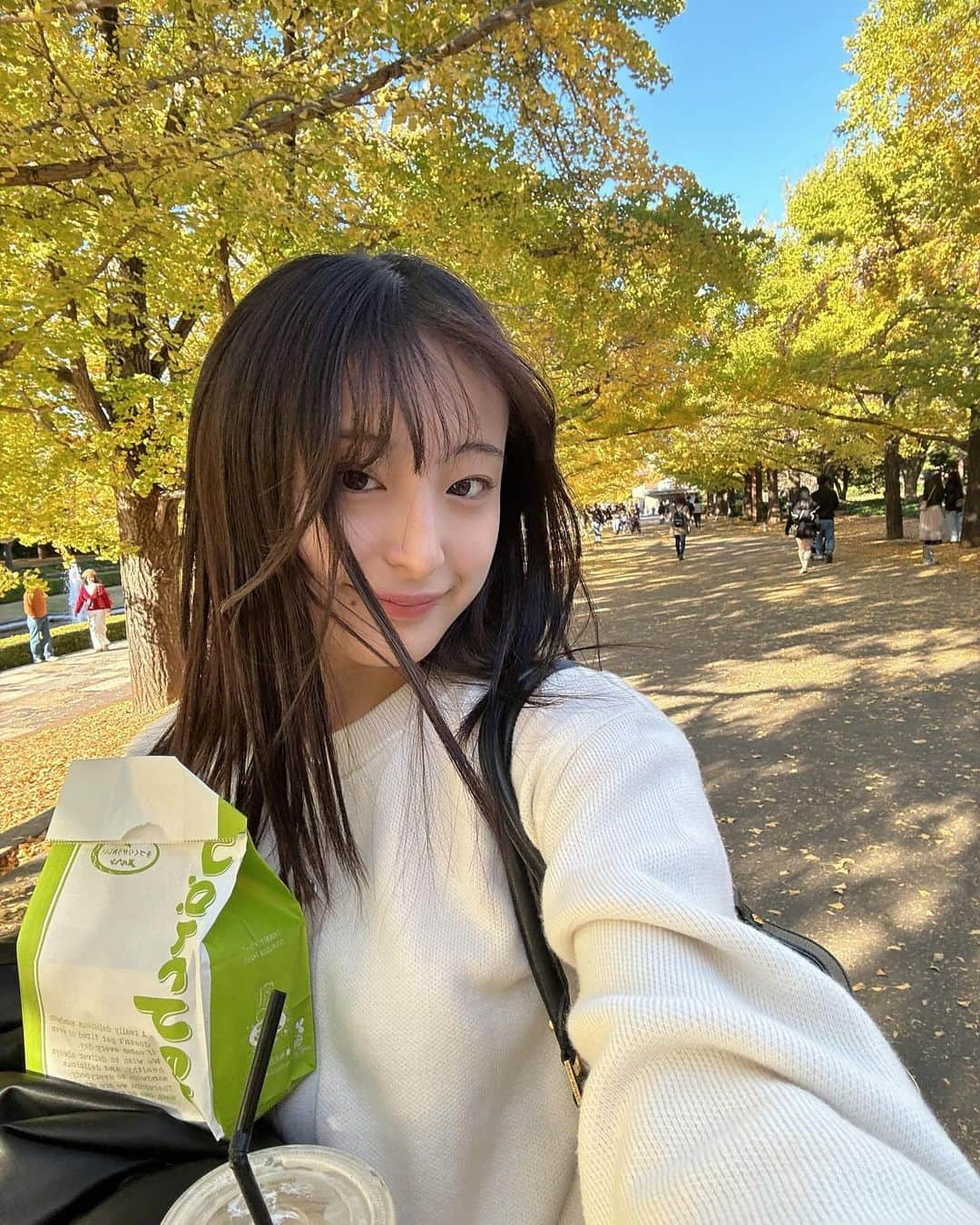 川原美咲さんのインスタグラム写真 - (川原美咲Instagram)「🍂🧺🍁 ・ ・ 紅葉を見にい“こうよう”…☆  HAHA!!  ・ ・ ・ ちょっと前に、友達と紅葉を見る前にピクニックをしてから紅葉ライトアップをみました、最高です。 ・ ・ ・  ##紅葉スポット #東京紅葉 #紅葉狩り #紅葉デート #国営昭和記念公園 #立川市 #骨格ナチュラル #ブルベ夏 #イエベ春 #紅葉シーズン #紅葉ライトアップ #レザーブルゾン」12月15日 22時07分 - misaki_888_sagasaikou