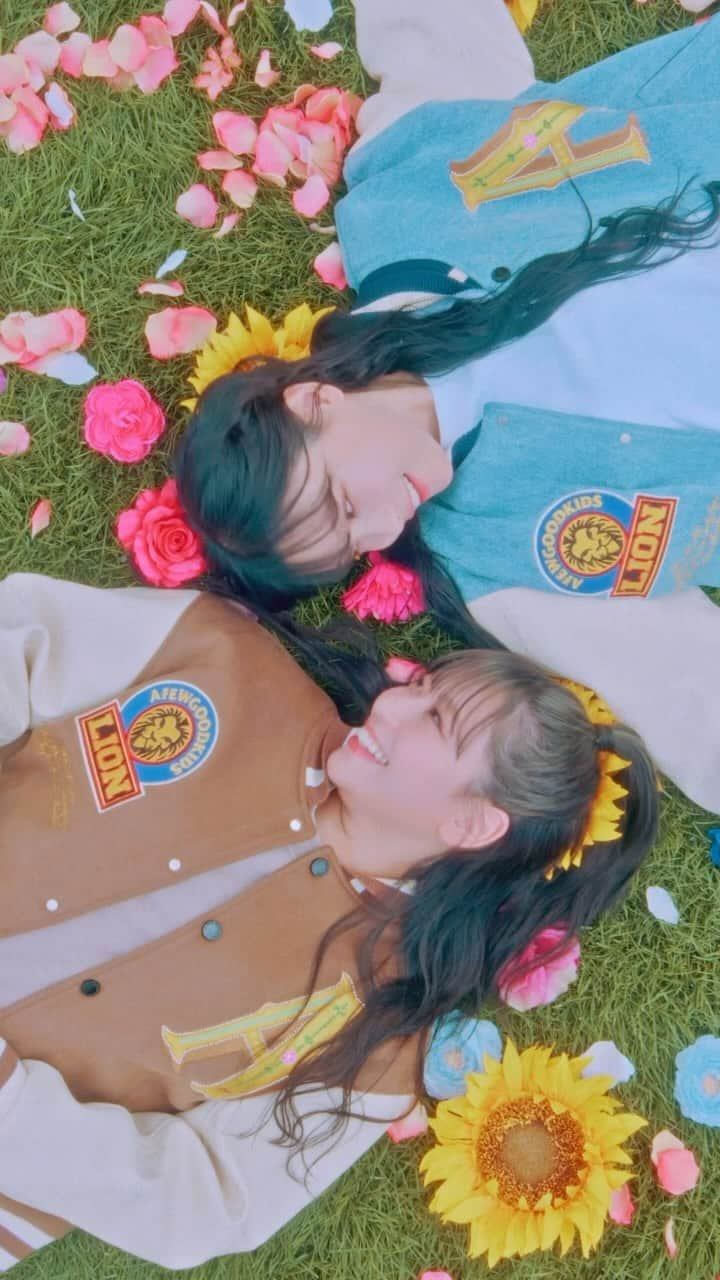 希帆のインスタグラム：「𝗟𝗜𝗢𝗡🦁🦋🌈💞 重盛さと美feat.MASIWEI &愉快な仲間達のMV🎬 公開されました！🌈✨ 友達のMVはもう自分の作品と同然なので☺️ 歌ってませんがほぼ全シーンに出演させてもらってますぅ😆😉🥳（笑） そして、 愛娘のこむぎとの親子共演もあります！👪🌼✨ 中国のイケてるクルーと、 日本のちょこっとイケてるウチラのPEACEな共演です！🤝🇨🇳🇯🇵✨ 皆さま💛 YouTubeにコメントといいね👍くれると嬉しいです！🦁🤲💞🌈✨  🌤️LION MusicVideo credit🌤️ DIRECTOR / NOBUSHIGE SUEMATSU. @nobushige.suematsu  LINE PRODUCER / PAUL AND  INVERSON. ASUMI OKABE.  DOP / KEI IKEDA  [ILI 1STAC / KENICHI YAMADA.  2NDAC / KOUKI TSUKUDA.  EDITER / TOM URASOKO. @tomurasoko  COLORIST / KEI IKEDA. RETOUCH/ CO=SHO. @kosho1128  STYLING / AYA KAMISAKA. @ayachoww  HAIRMAKE / AKI NAKASHIMA. @aki_nakashima___  SPECIAL THANKS /BLACK MCQUEEN.  @black_mcqueen  KERAN MA.  TONG WANG.  @danielisme95 SIWEI MA.  🫅 @masiwei1993  👸 @satomi_shigemori  謝謝🙏🇨🇳🇯🇵」