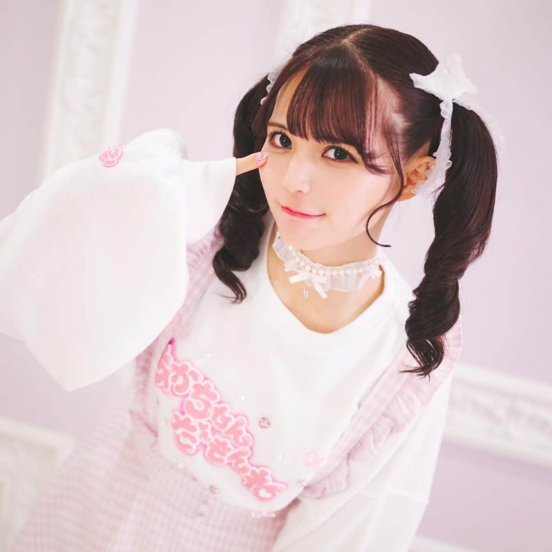 Ank Rougeのインスタグラム：「【press】  ♡Ank Rouge 2023 AW collection vol.6♡ 【 Diner♡Girl 】  公式通販サイトAilandにて公開中✨  ♡ あかちゃんだもんねプルオーバー 価格 ¥14,300  ♡ギンガムバルーンスカパン 価格 ¥14,300  ♡フェザーリボン レースソックス 価格 ¥5,390  ♡ ツイードリボンシューズ 価格 ¥16,500  model▶︎桜井ひかるちゃん @hikarunroll_   #ankrouge」